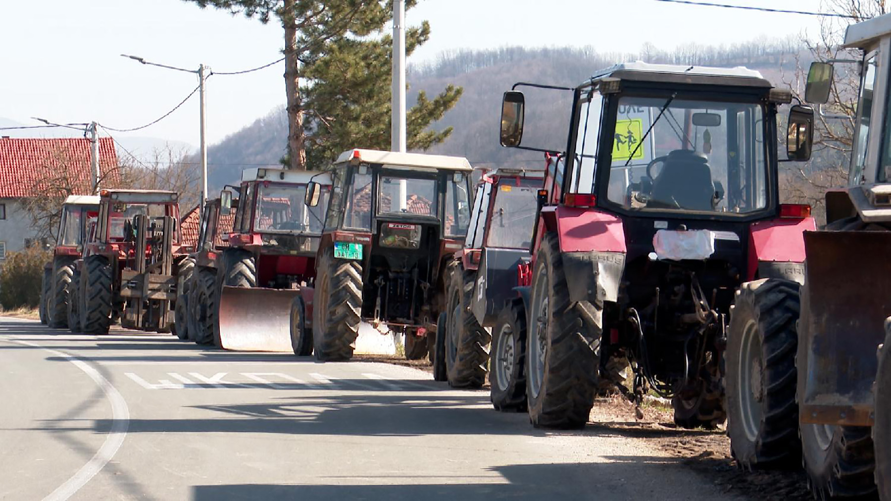 Protest poljoprivrednika Takovo blokada puta (1).jpg