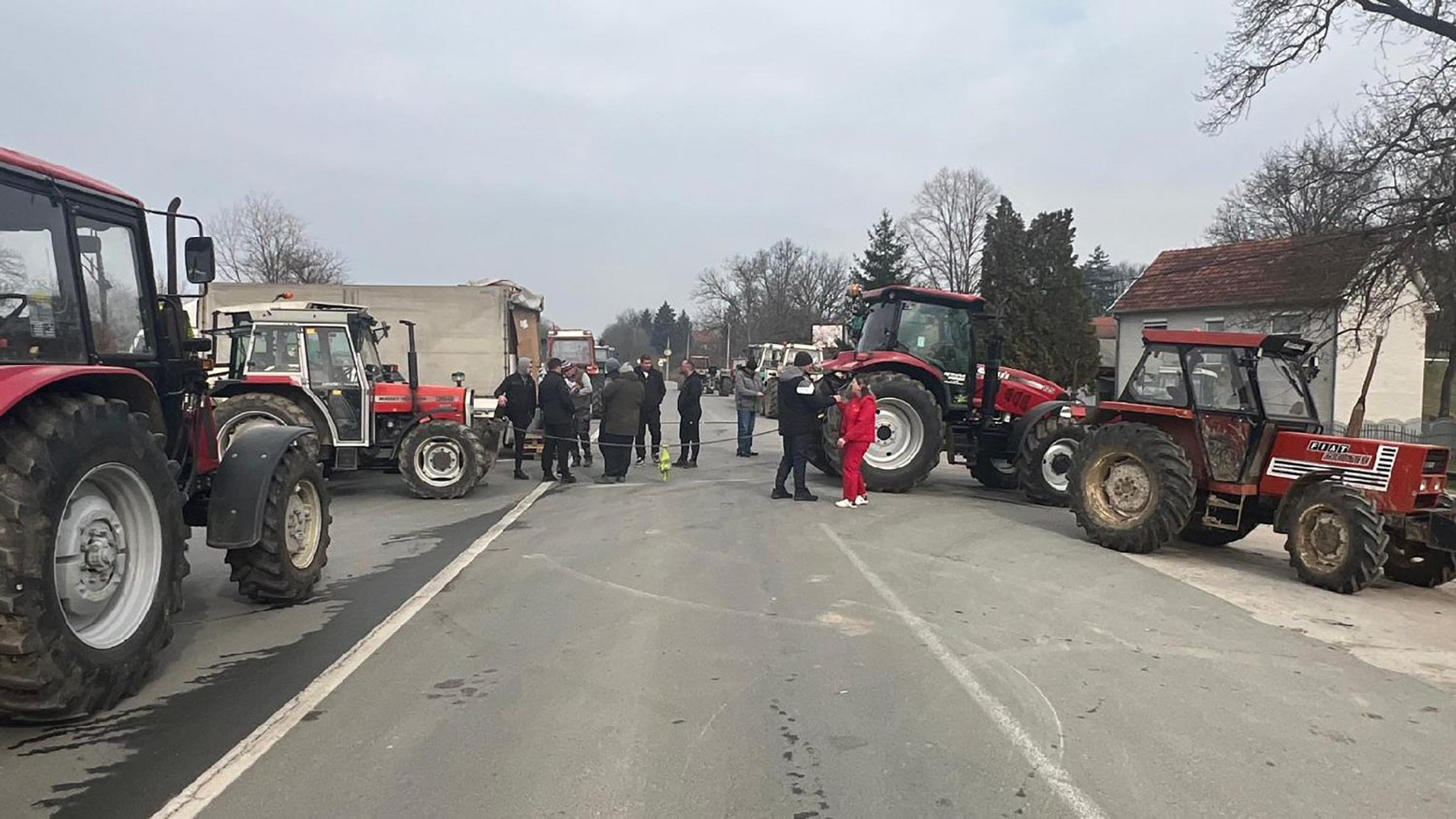 Mesto: MiločajDatum: Mon Mar 02 15:33:34 CET 2026Dogadjaj: DRUŠTVO - protest poljoprivrednika i blokada regionalnog puta Kraljevo - Čačak u mestu MiločajFotoreporter: Nebojša JovanovićIzvor: FoNet