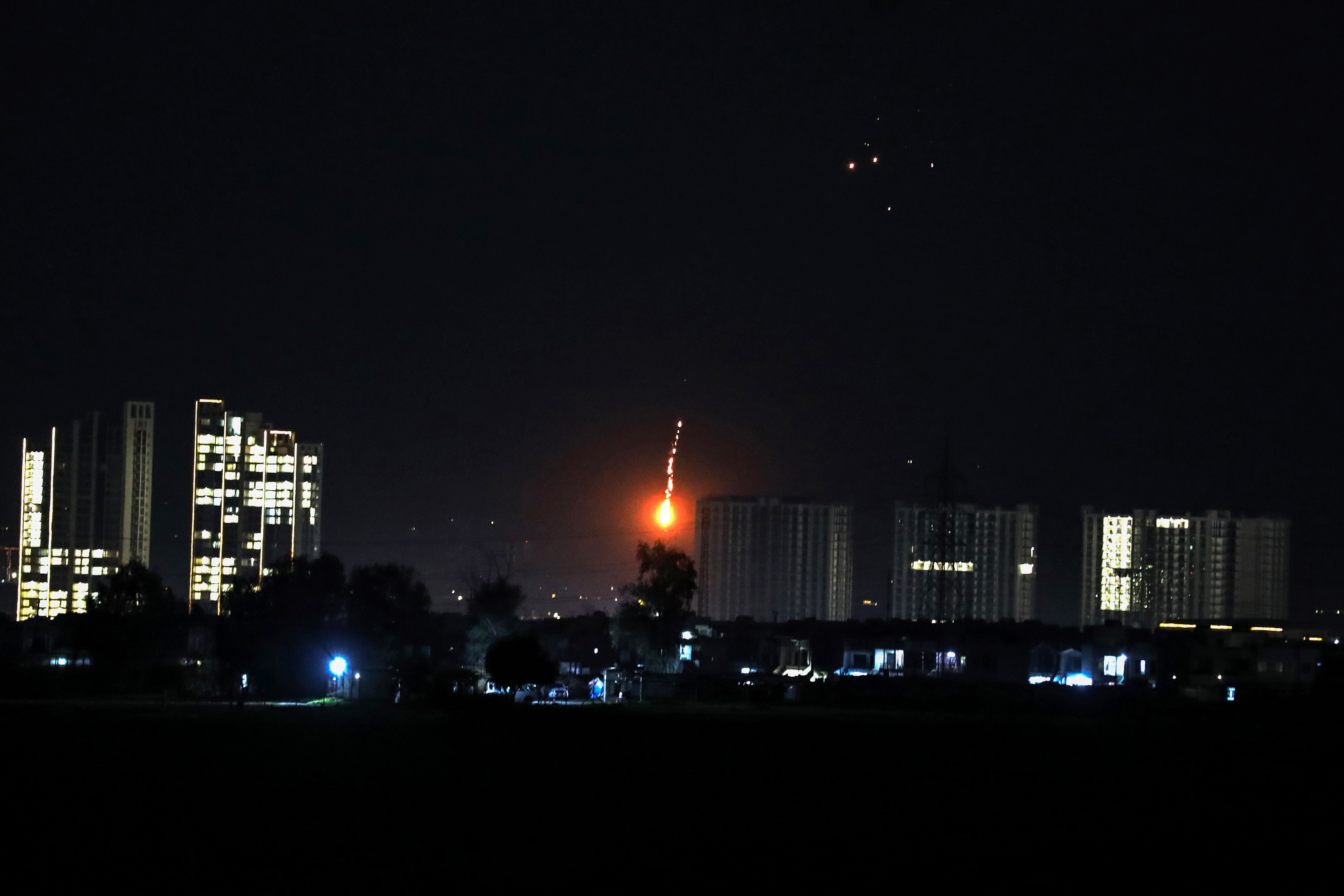 Bezbednosne snage i sistemi protivvazdušne odbrane presreli su dron u blizini američkog konzulata i međunarodnog aerodroma Erbil u Erbilu, region Kurdistan, Irak 13800989.jpg