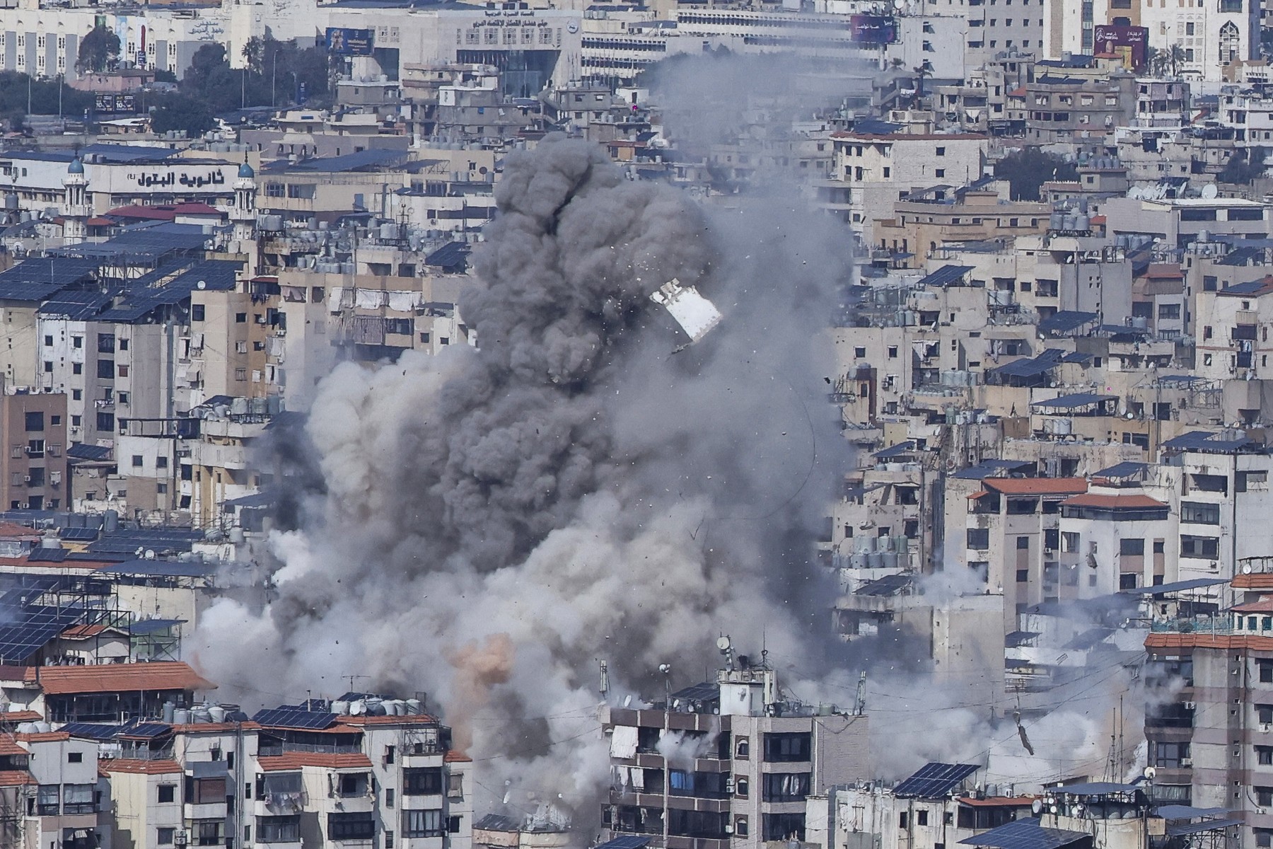 Oblak dima se diže sa mesta izraelskog vazdušnog napada u južnim predgrađima bejrutskog naselja Haret Hreik 4. marta 2026. Izrael je pokrenuo nove napade na Iran i Liban