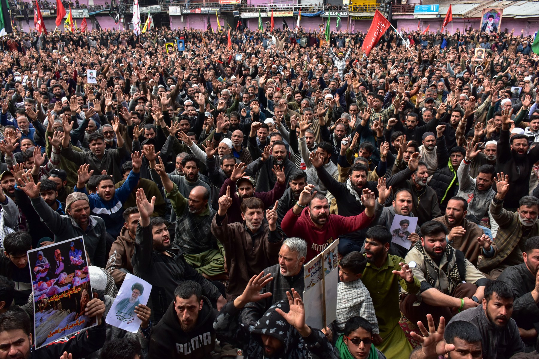 muslimanski demonstranti uzvikuju slogane dok pale kovčege prekrivene američkom i izraelskom zastavom tokom protesta protiv ubistva iranskog vrhovnog vođe, ajatolaha Alija Hamneija, u Budgamu