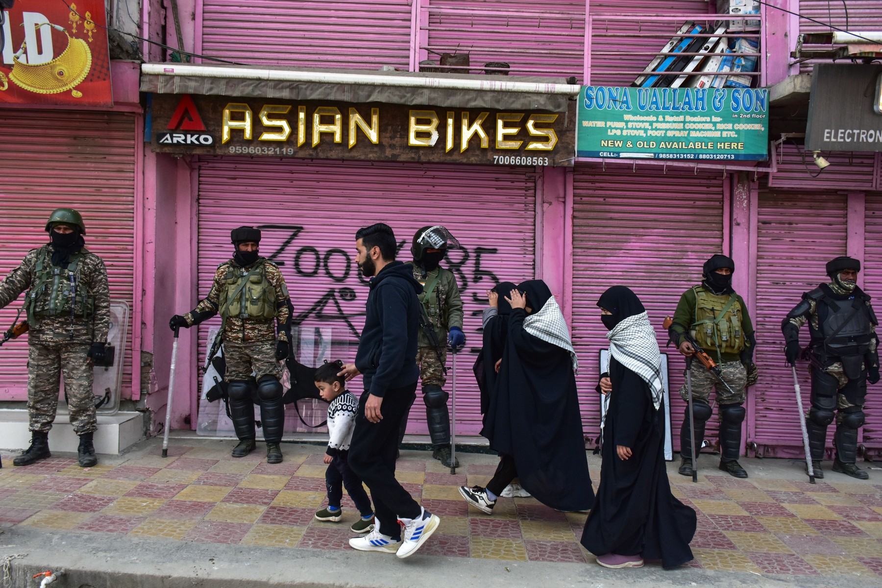 Paravojne trupe stoje u pripravnosti dok kašmirski šiitski muslimanski demonstranti oplakuju smrt iranskog vrhovnog vođe, ajatolaha Alija Hamneija, tokom protestnog skupa protiv SAD i Izraela u Budgamu
