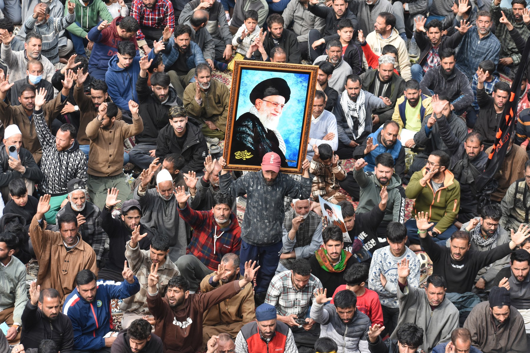 muslimanski demonstranti drže fotografije preminulog iranskog vrhovnog vođe, ajatolaha Alija Hamneija