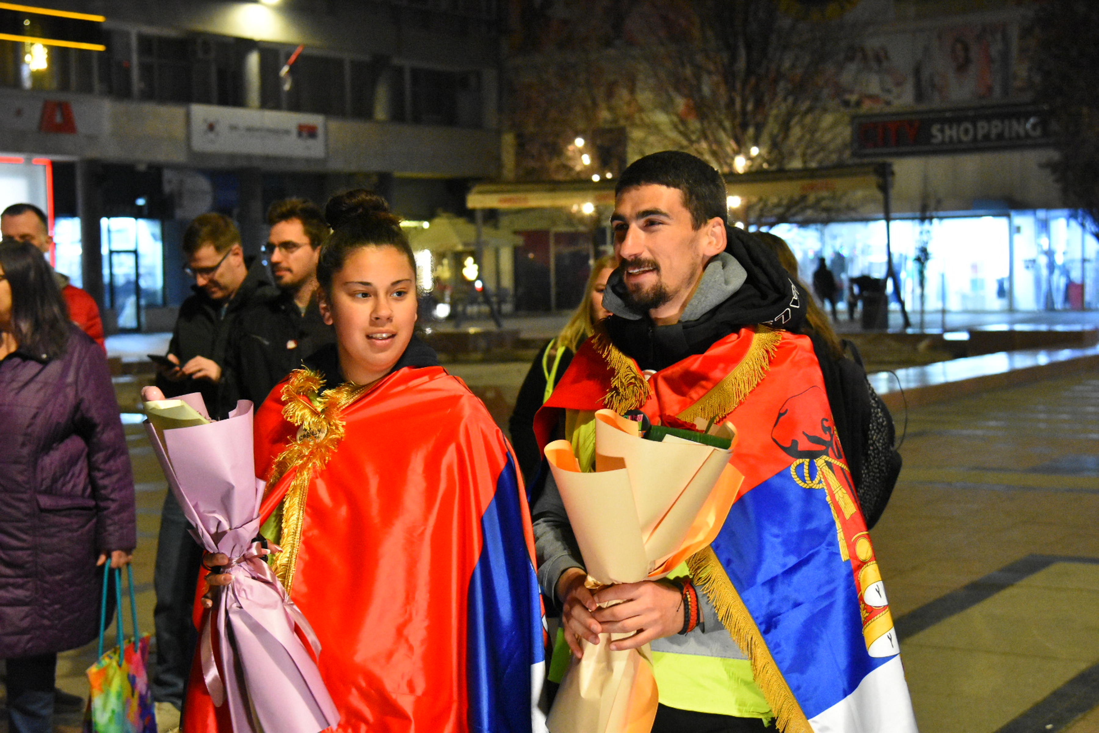 Nina Rađenović i Aleksandar Jovanov Niš doček pešačnje Vršac Niš prikupljanje sredstava za lečenje Nikola Mrdaković Katarina Dragaš