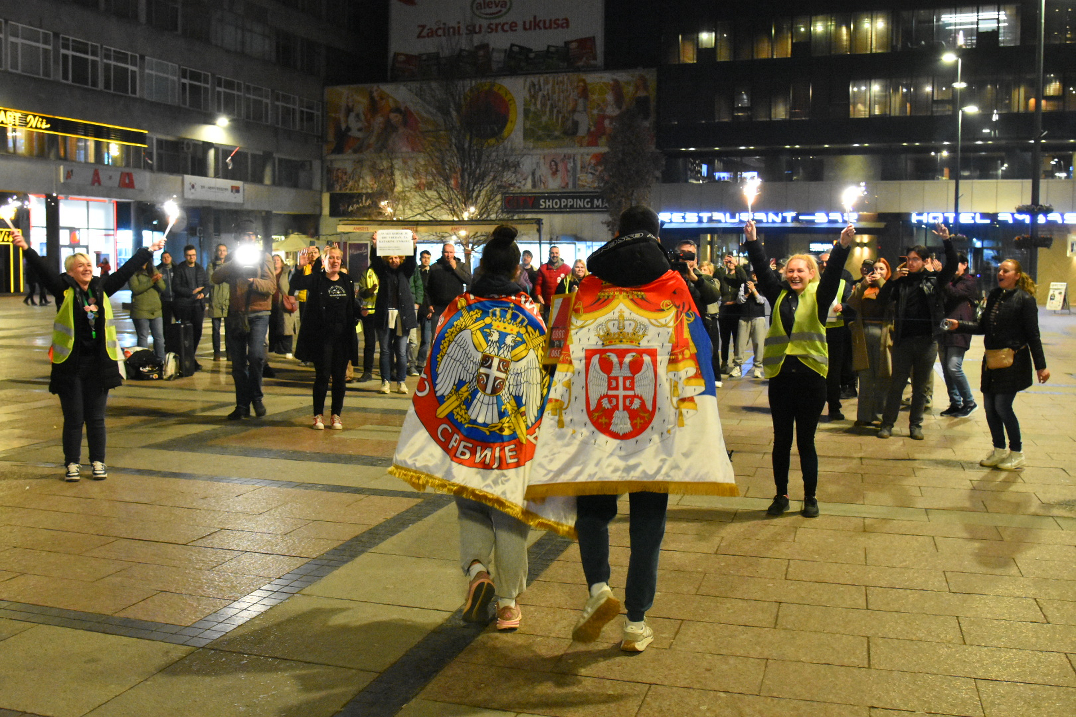 Nina Rađenović i Aleksandar Jovanov Niš doček pešačnje Vršac Niš prikupljanje sredstava za lečenje Nikola Mrdaković Katarina Dragaš
