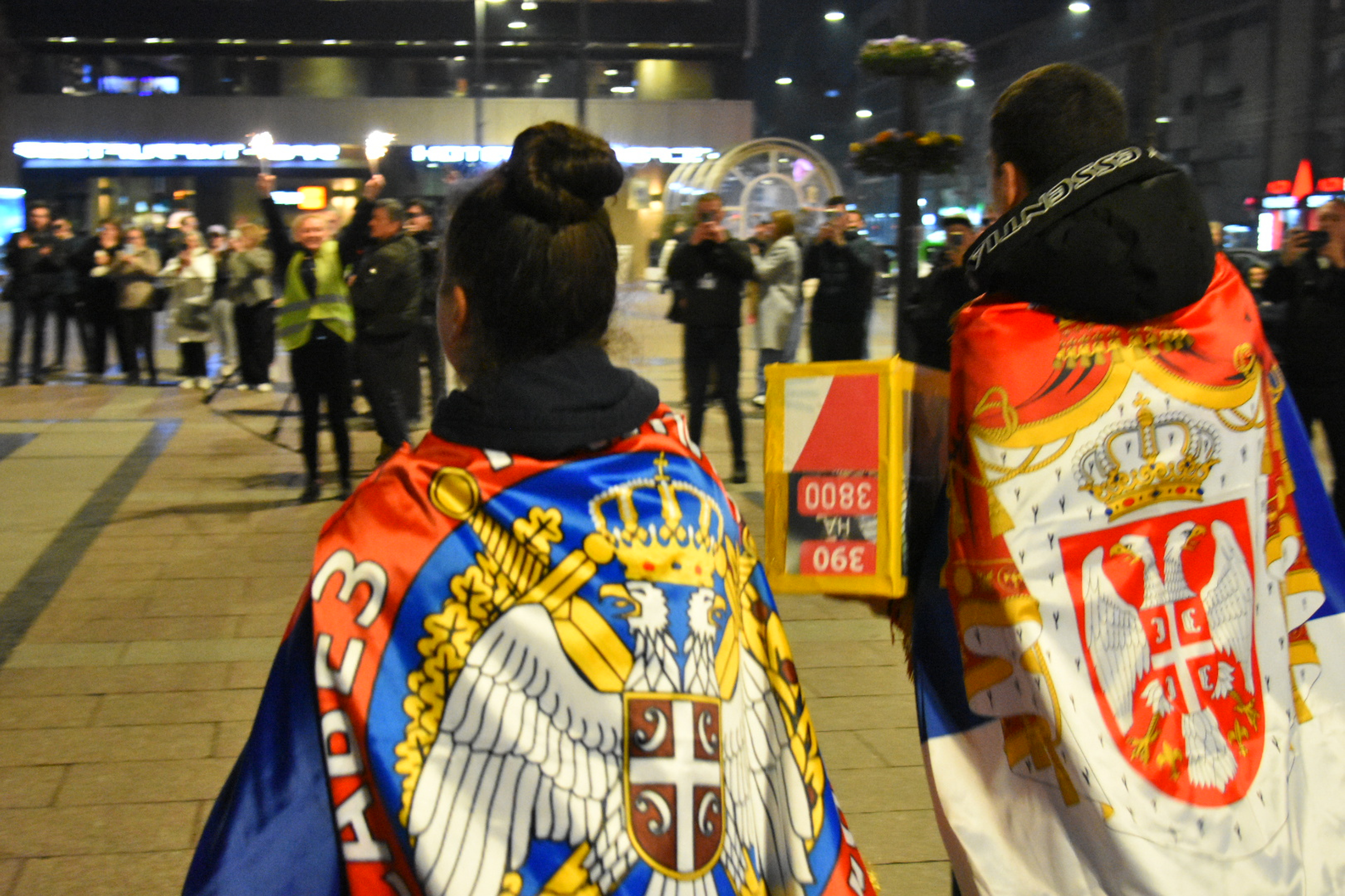 Nina Rađenović i Aleksandar Jovanov Niš doček pešačnje Vršac Niš prikupljanje sredstava za lečenje Nikola Mrdaković Katarina Dragaš