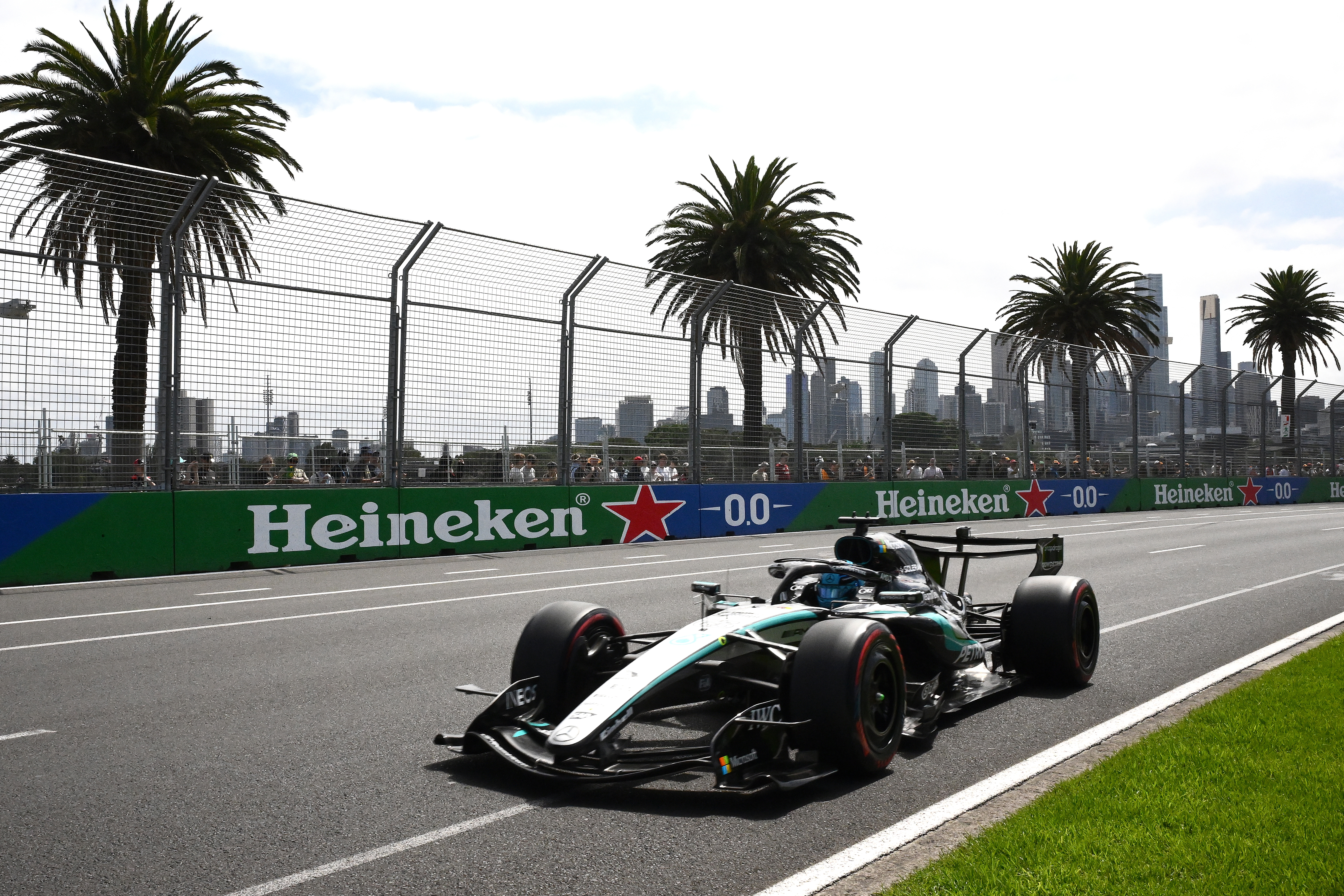epa12800759 George Russell of Mercedes in action during the 2026 Australian Grand Prix at Albert Park Circuit in Melbourne, Australia, 07 March 2026.  EPA/JOEL CARRETT EDITORIAL USE ONLY AUSTRALIA AND NEW ZEALAND OUT