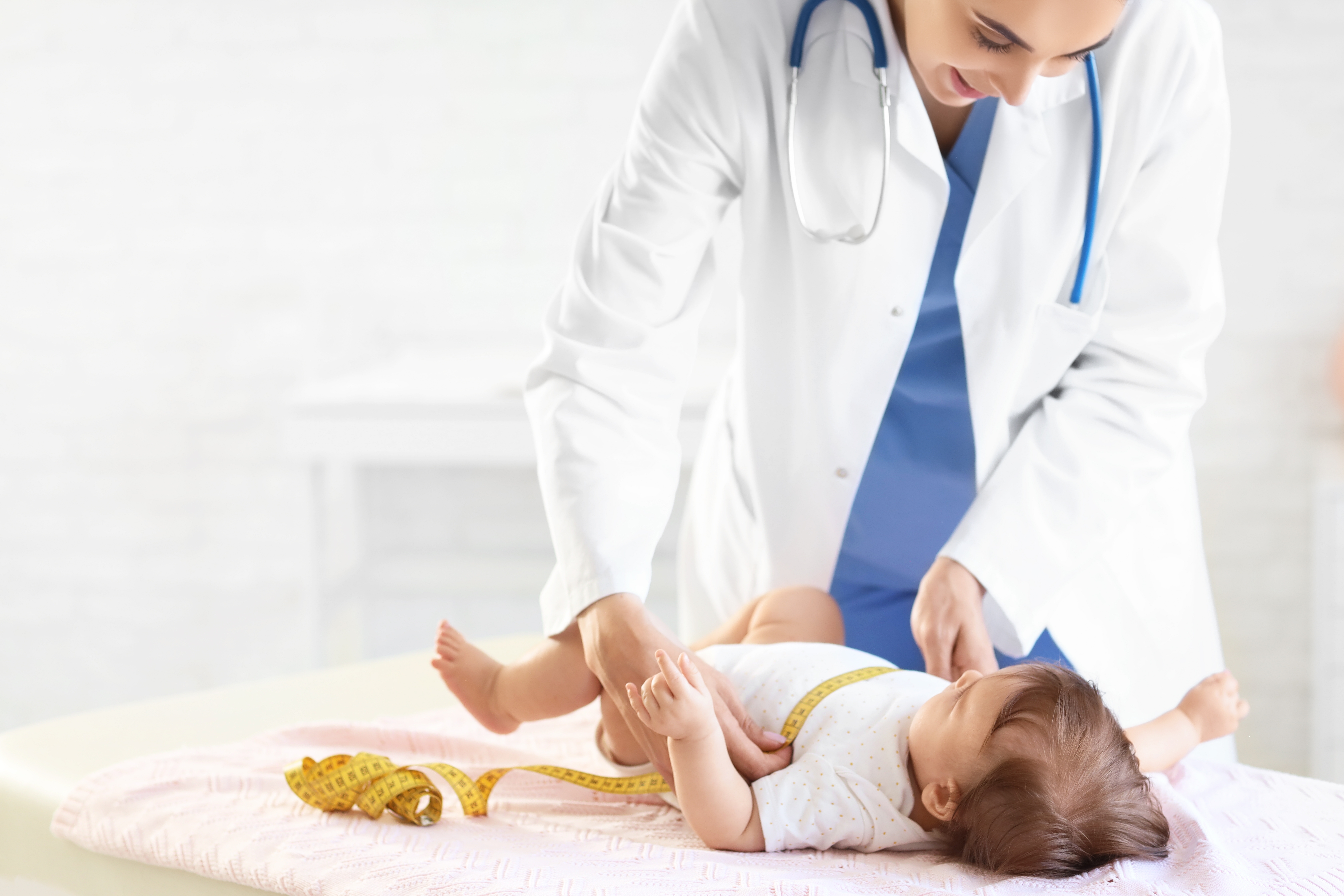 Pedijatar pregled dete doktor  shutterstock_2714648053.jpg