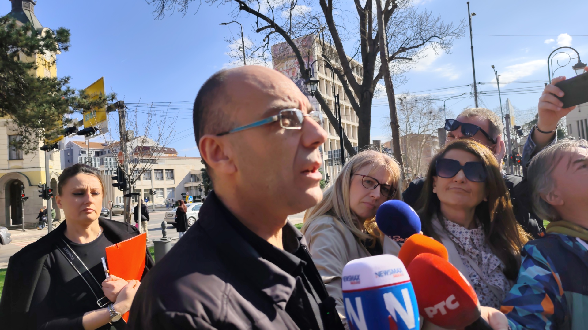 Porodica Simić sa advokatima, roditelji Andrej Simić