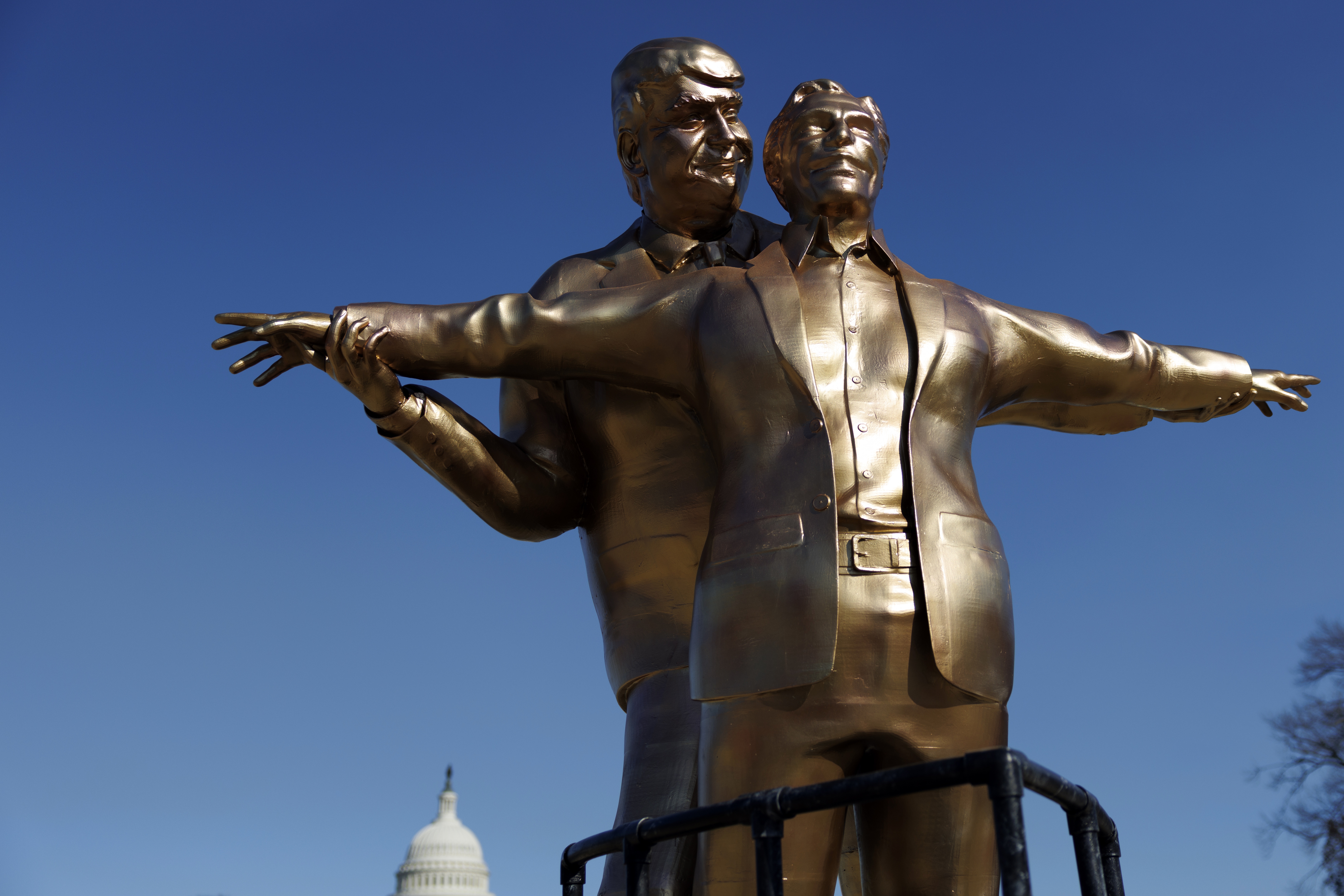 Donald Tramp Džefri Epstajn Donald Trump Jeffrey Epstein instalacija skulptura 13819462.jpg