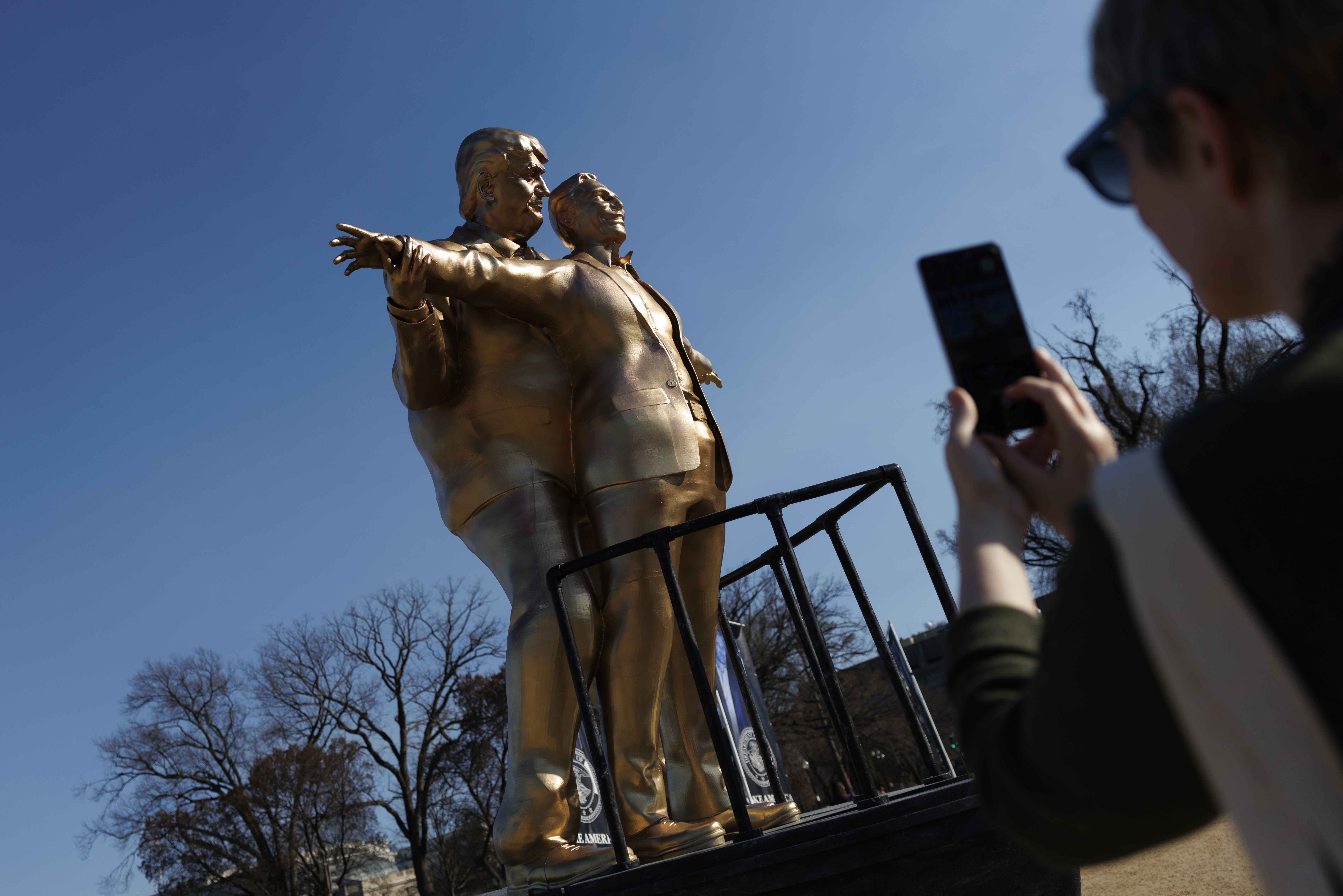 Donald Tramp Džefri Epstajn Donald Trump Jeffrey Epstein instalacija skulptura 13819466.jpg