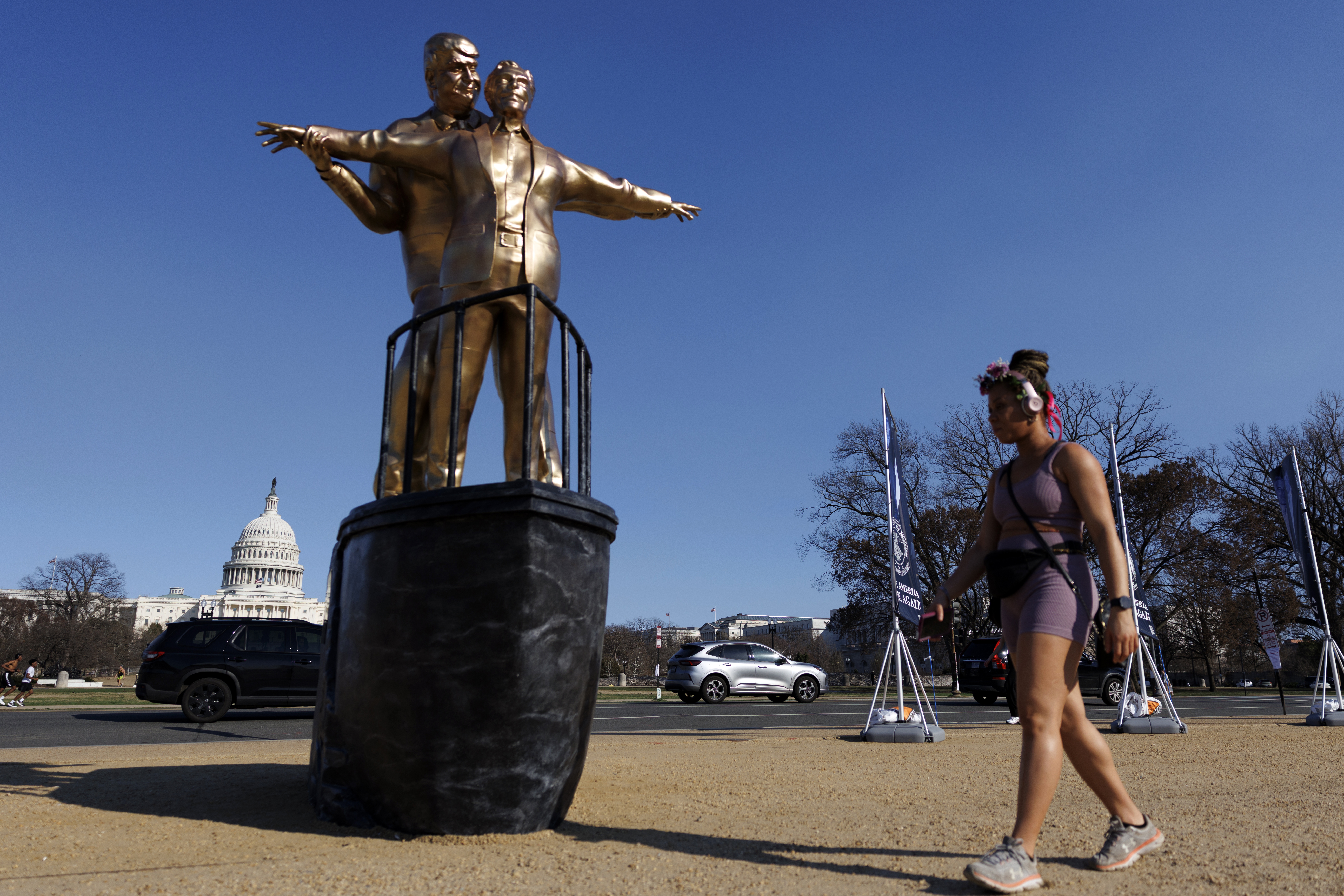 Donald Tramp Džefri Epstajn Donald Trump Jeffrey Epstein instalacija skulptura 13819463.jpg