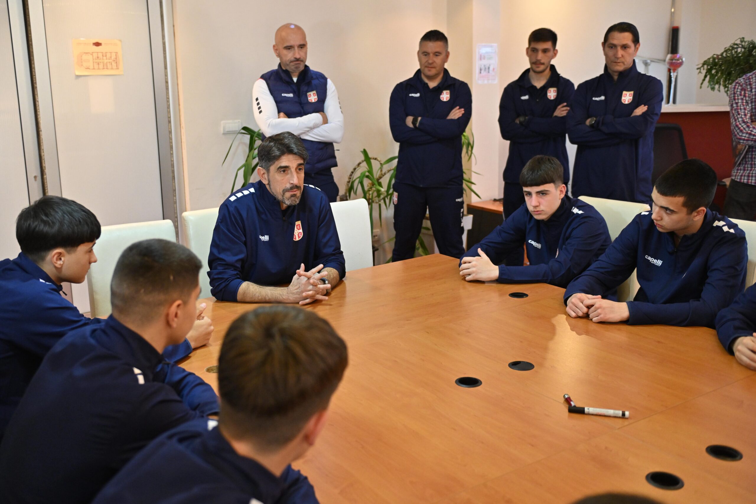 Veljko Paunović sa mladim reprezentativcima Srbije, Foto: Fudbalski savez Srbije