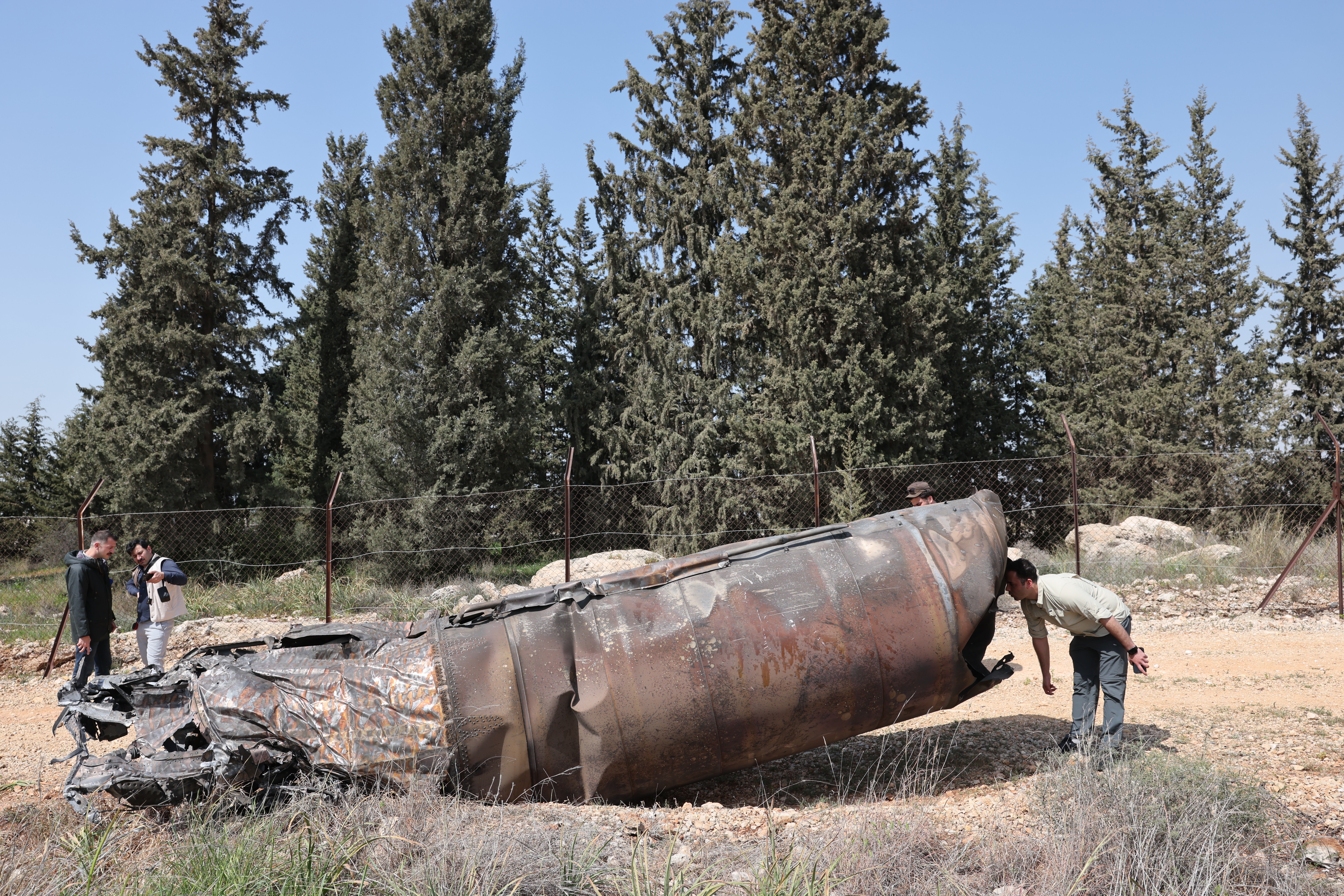 ostatak  iranske balističke rakete u blizini grada Elad, Izrael