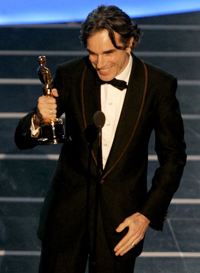 Denijel dej Luis dobija Oskara za "Biće krvi" Oskar (5).jpg