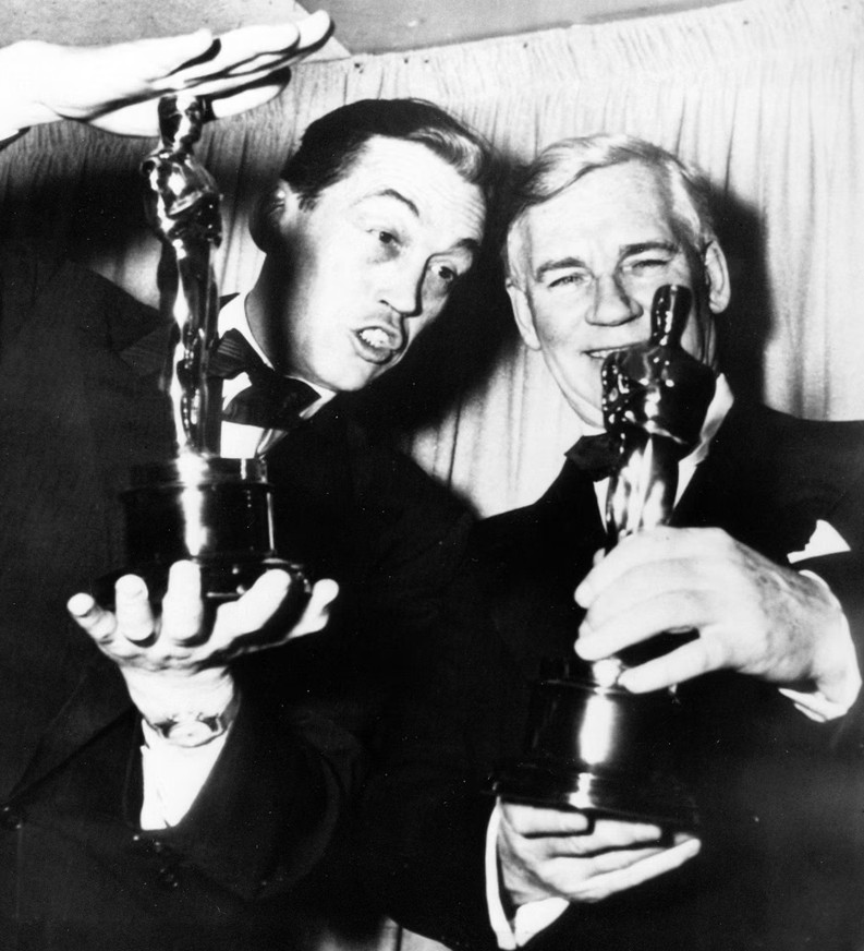 Džon i Volter Hjuston sa priznanjim Oskar (7).jpg