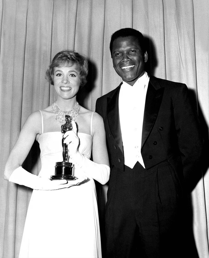 Džuli Endrjuz sa kolegom Sidnijem Poatjeom na dodeli Oskara Oskar (8).jpg