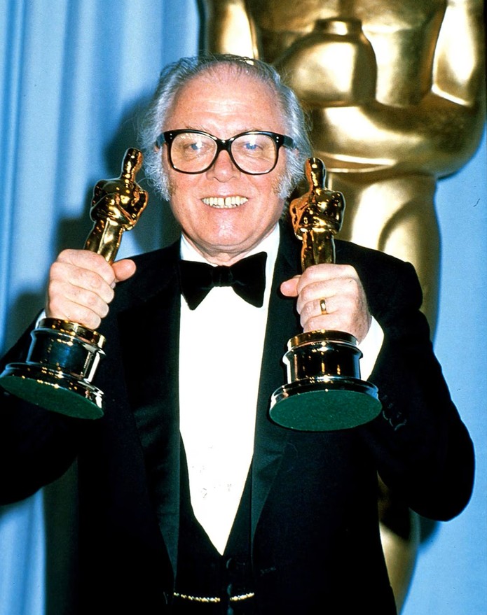 Ričard Atenborou sa zlatnim statuetama Akademije za film Oskar (1).jpg