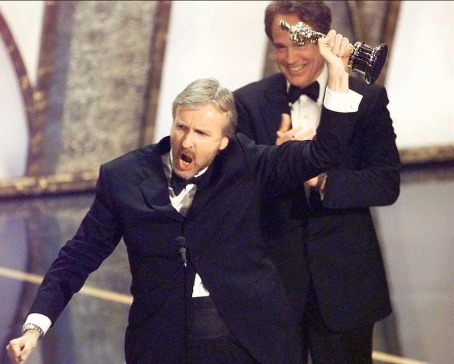 Džejms Kameron sa nagradom Oskar za "Titanik Oskar (3).jpg