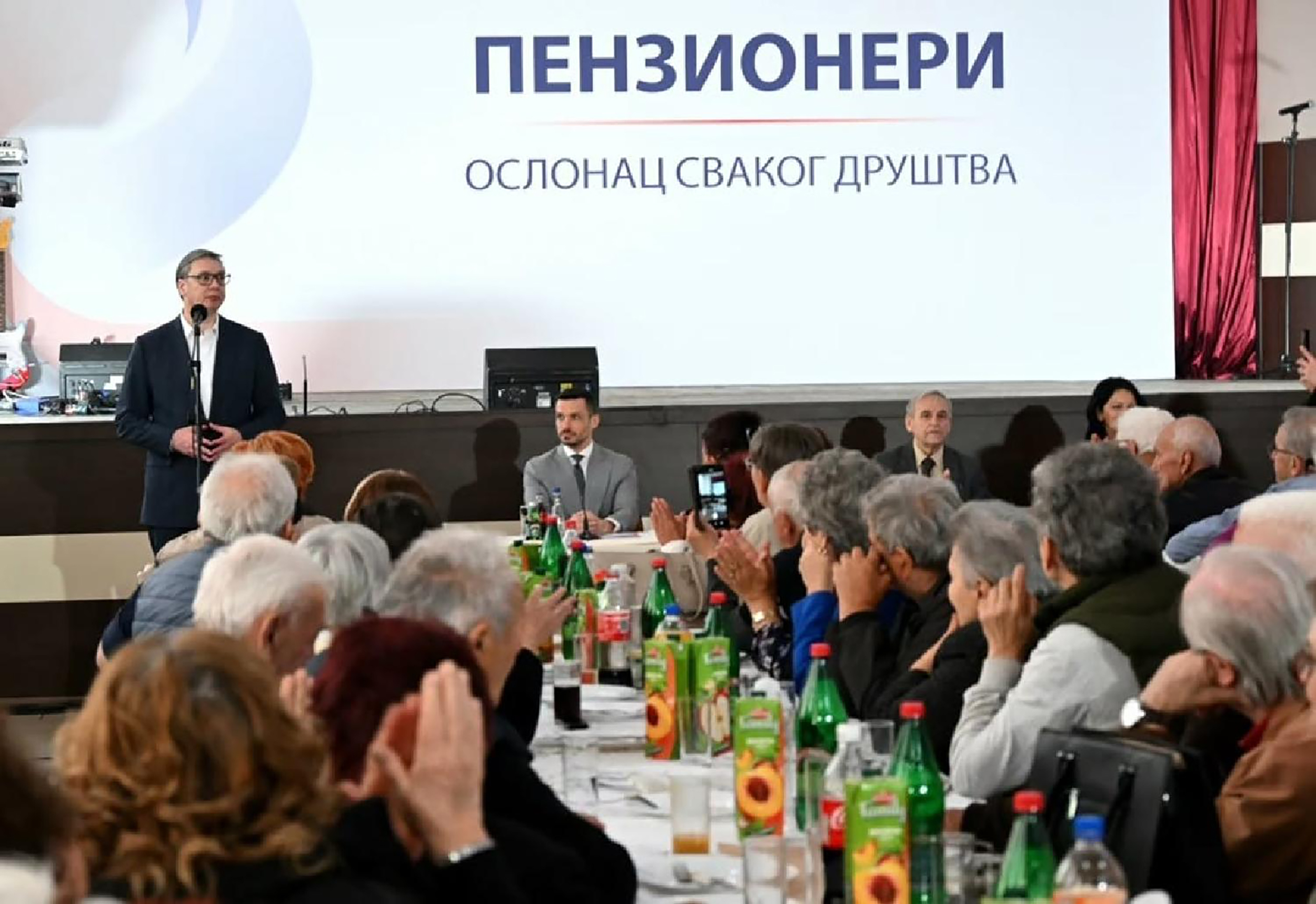 Mesto: Sevojno Datum: 2026-03-16 15:31:10.0Dogadjaj: POLITIKA - predsednik Srbije Aleksandar Vučić obratio se penzionerima iz SevojnaLičnosti: Aleksandar VučićIzvor: FoNet/Instagram predsednika Srbije