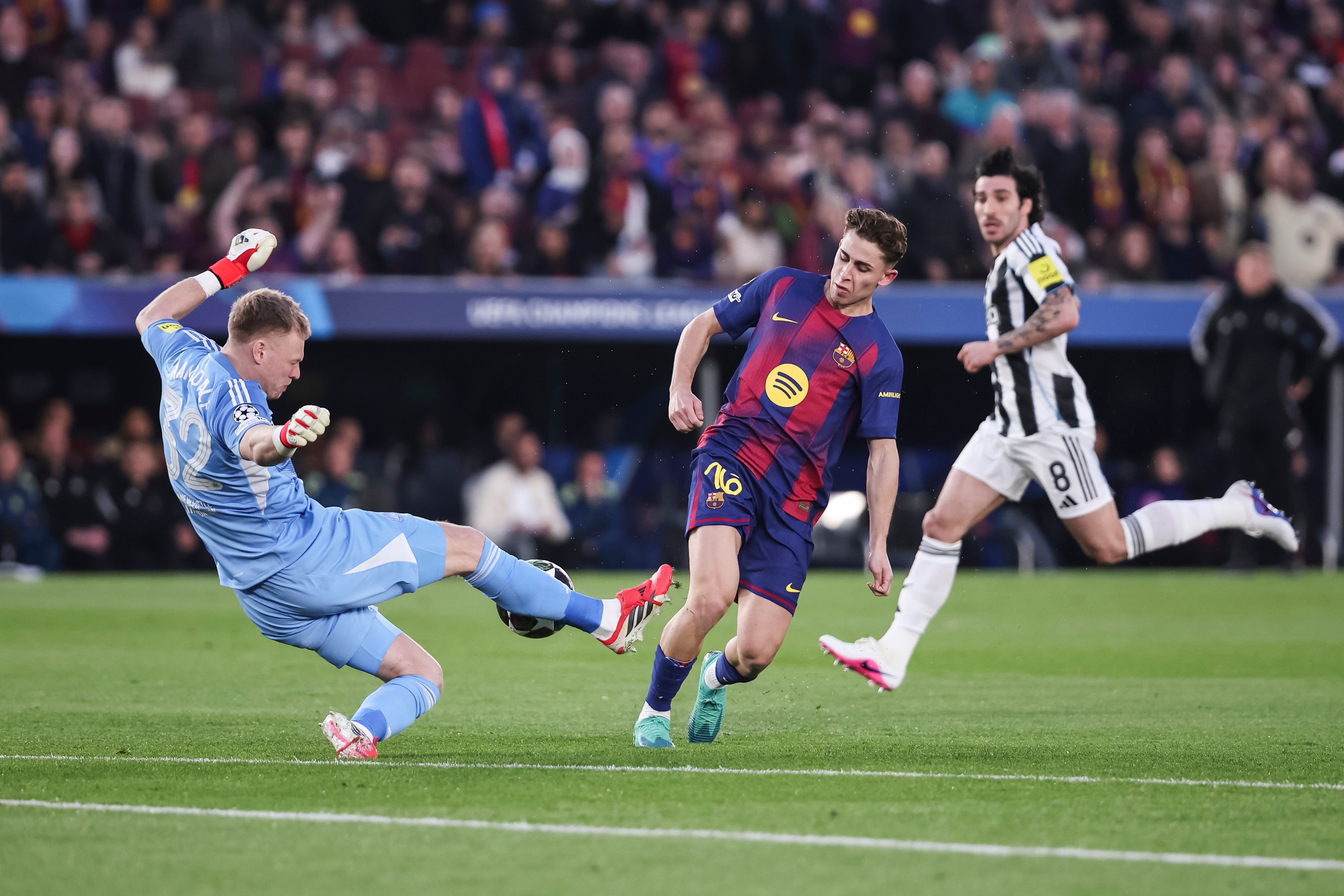 Fermin Lopez of FC Barcelona and Aaron Ramsdale of Newcastle United