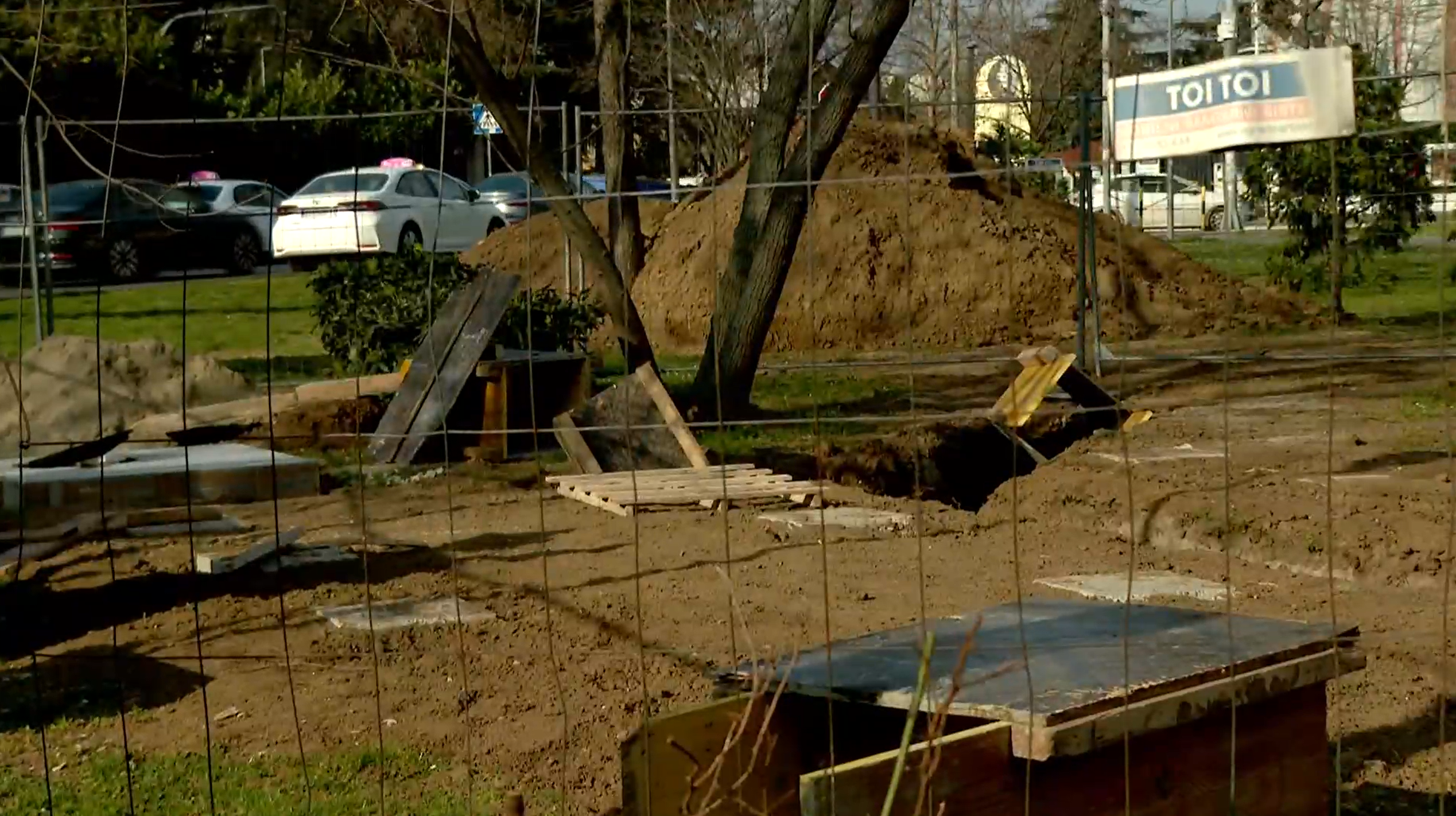 ograđen park ispred bolnice Dragiša Mišović foto n 1 (3).png