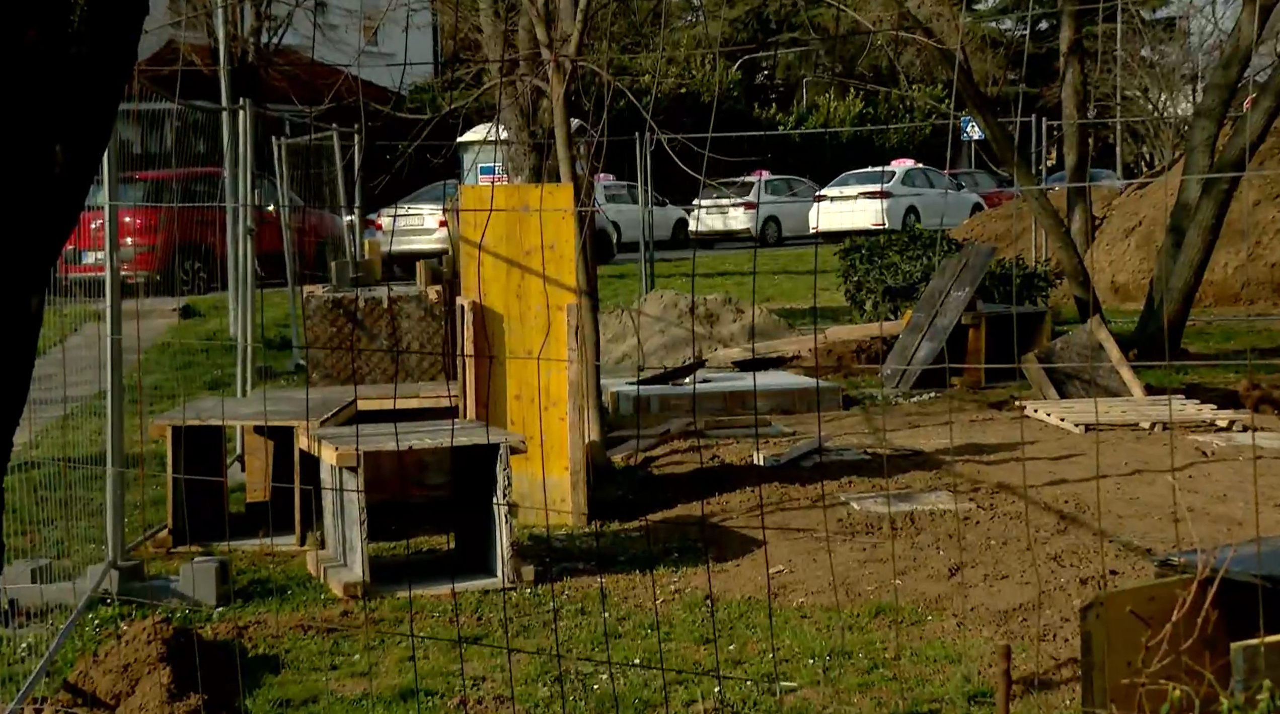 ograđen park ispred bolnice Dragiša Mišović foto n 1 (2).png