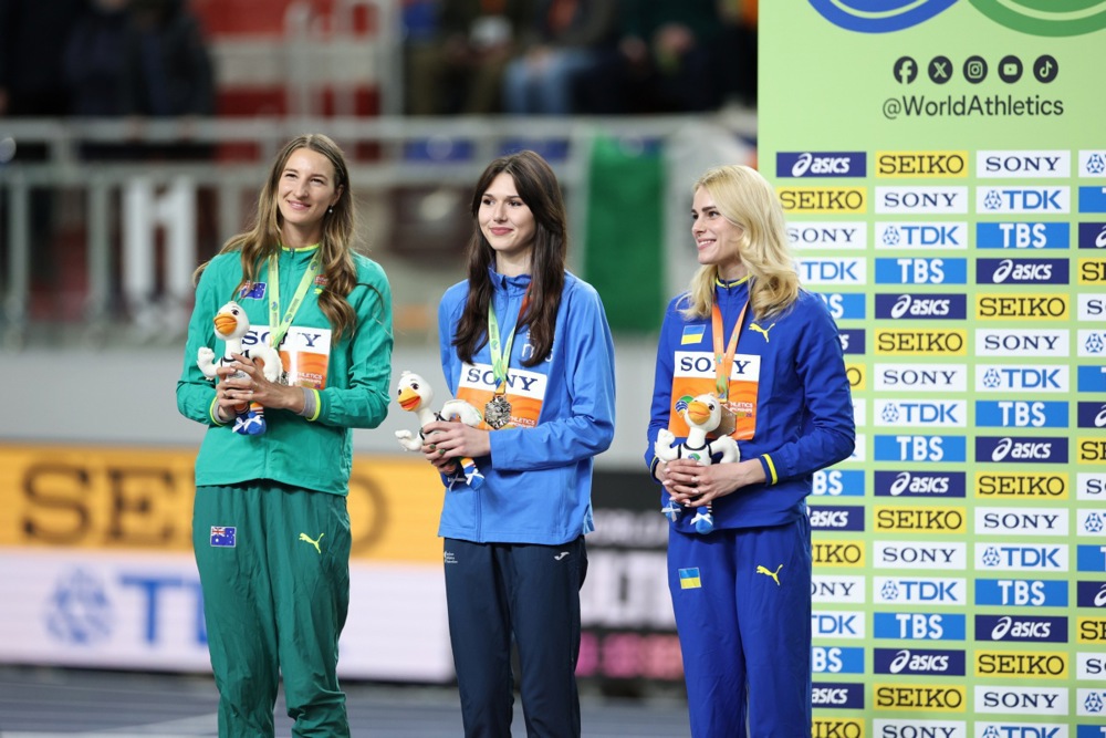 epa12837408 (L-R) Silver medalists Nicola Olyslagers of Australia, Angelina Topic