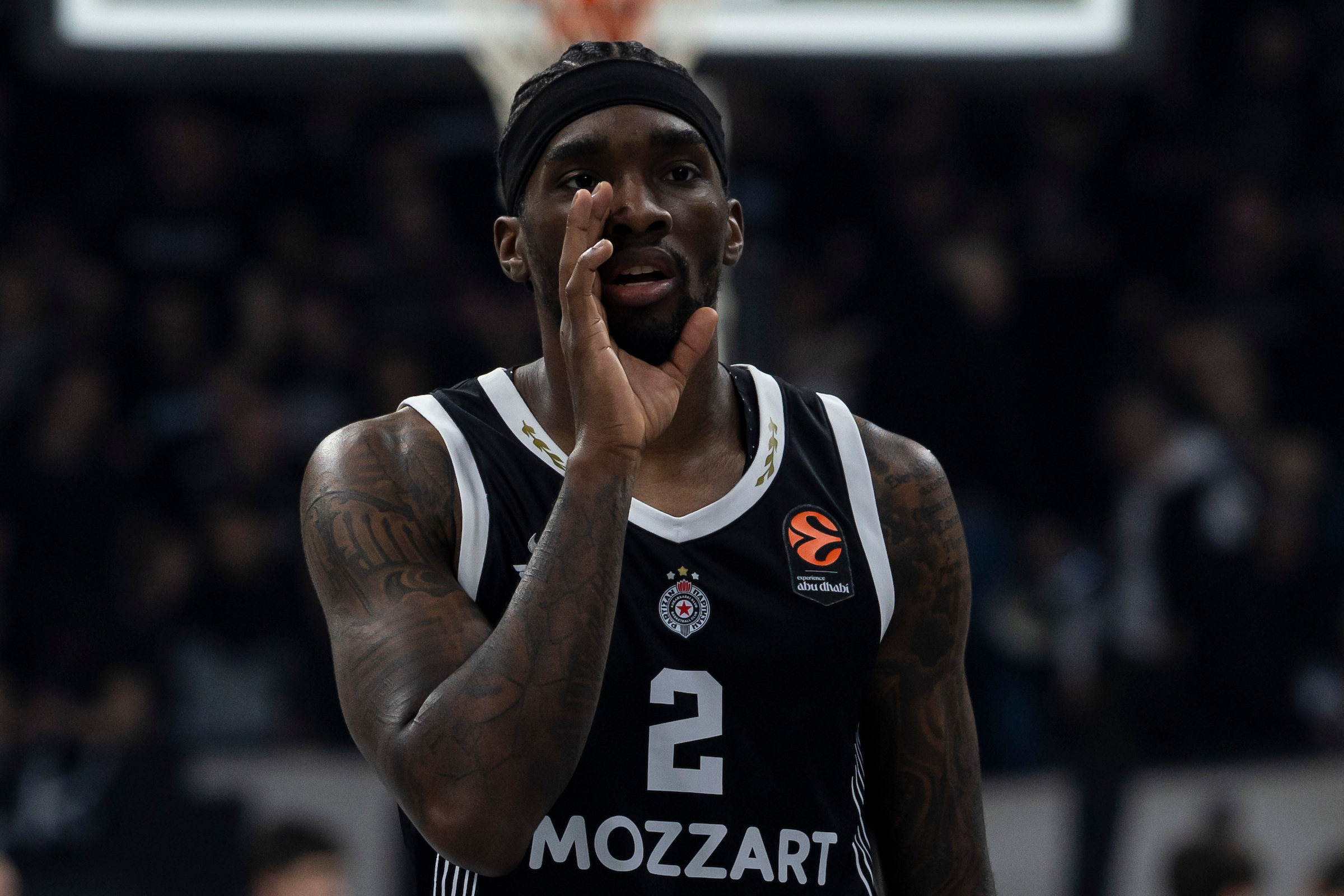 Šejk Milton na meču Partizan - Dubai u Evroligi