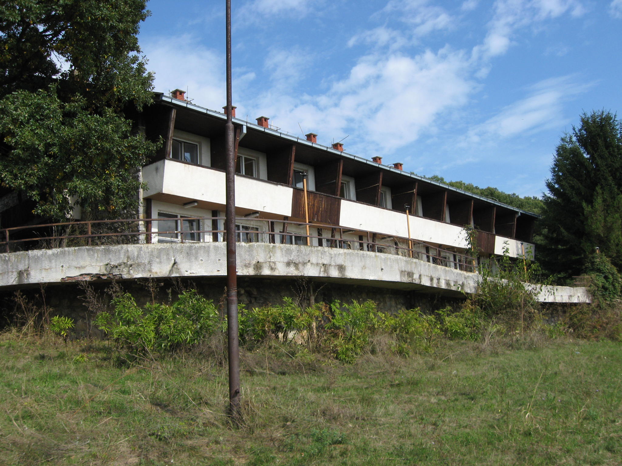 ruinirani hotel ceka rekonstrukciju.JPG minska polja iznad hotela ležimir na fruškoj gori