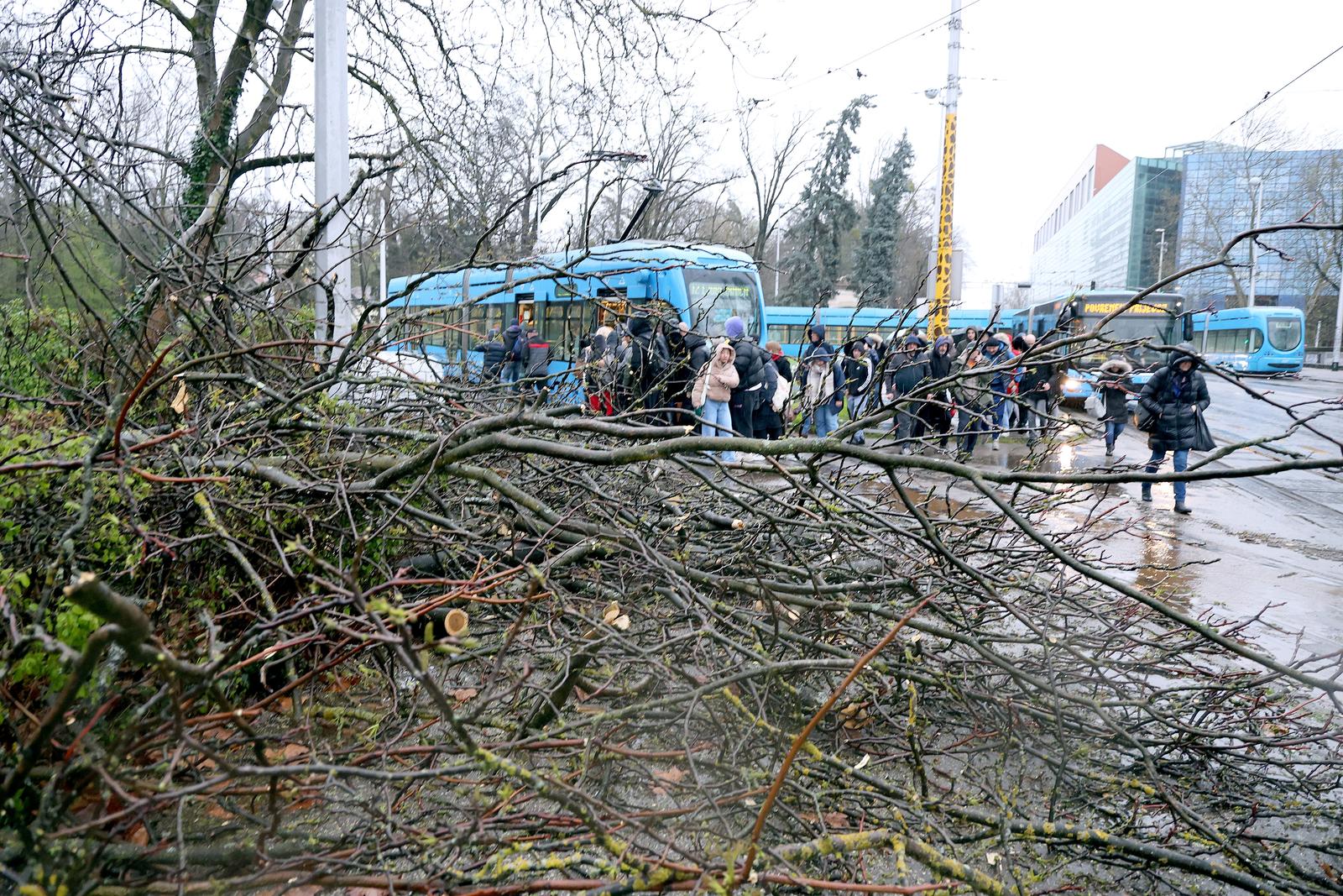 27.03.2026., Zagreb - Zbog olujnog vjetra doslo je do kolapsa javnog prijevoza. Veliki broj linija je ili u prekidu ili je preusmjeren.  Photo: Patrik Macek/PIXSELL