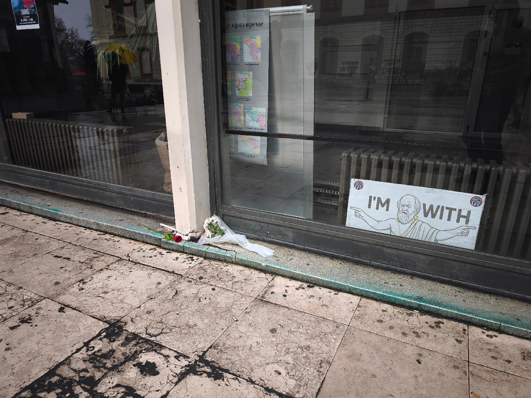 Mesto: BeogradDatum: Fri Mar 27 13:08:04 CET 2026Dogadjaj: DRUŠTVO - plato ispred Filozofskog fakulteta u Beogradu gde je pronađeno beživotno telo devojke (25)Fotoreporter: Aleksandar MijailovićIzvor: FoNet