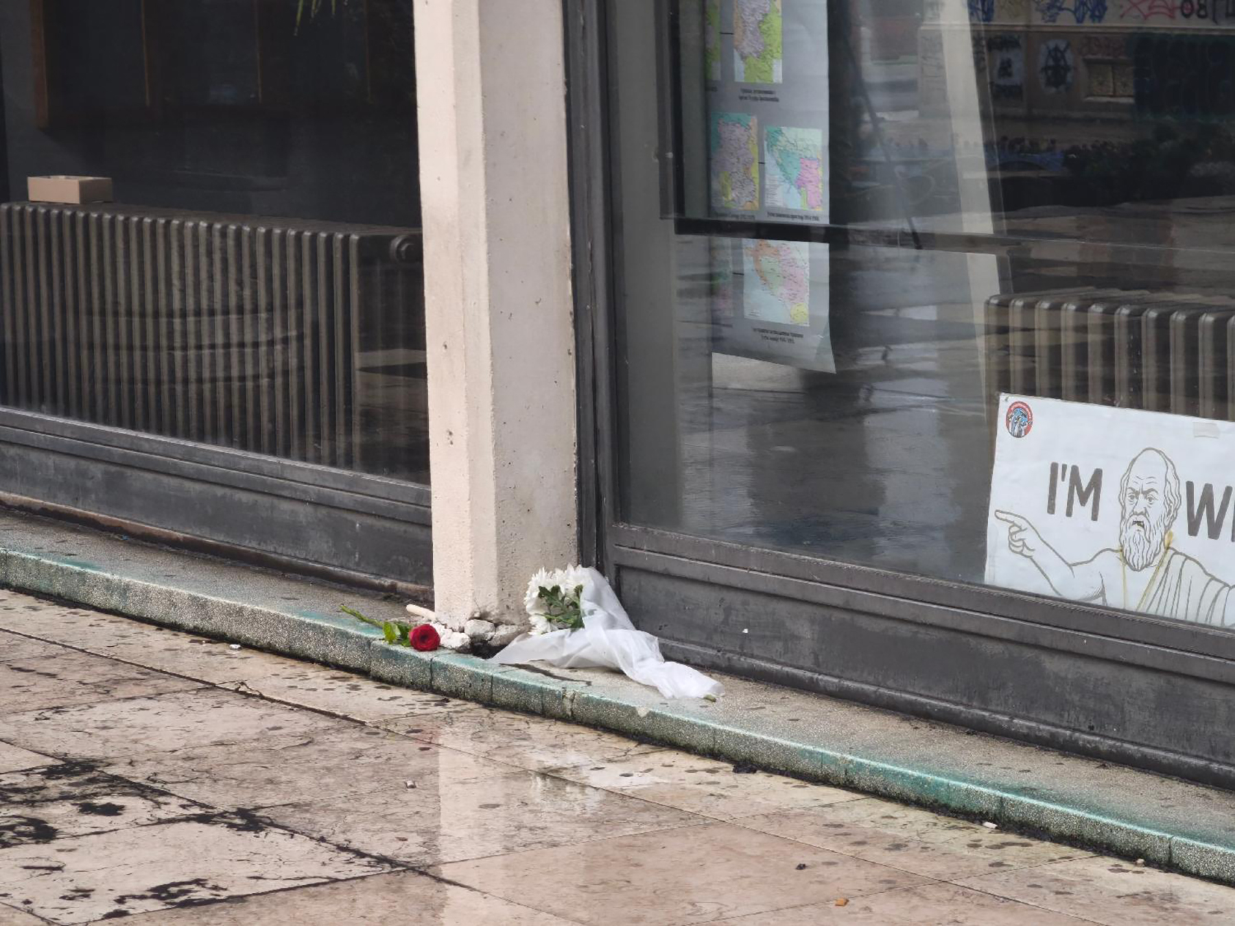 Mesto: BeogradDatum: Fri Mar 27 13:07:28 CET 2026Dogadjaj: DRUŠTVO - plato ispred Filozofskog fakulteta u Beogradu gde je pronađeno beživotno telo devojke (25)Fotoreporter: Aleksandar MijailovićIzvor: FoNet