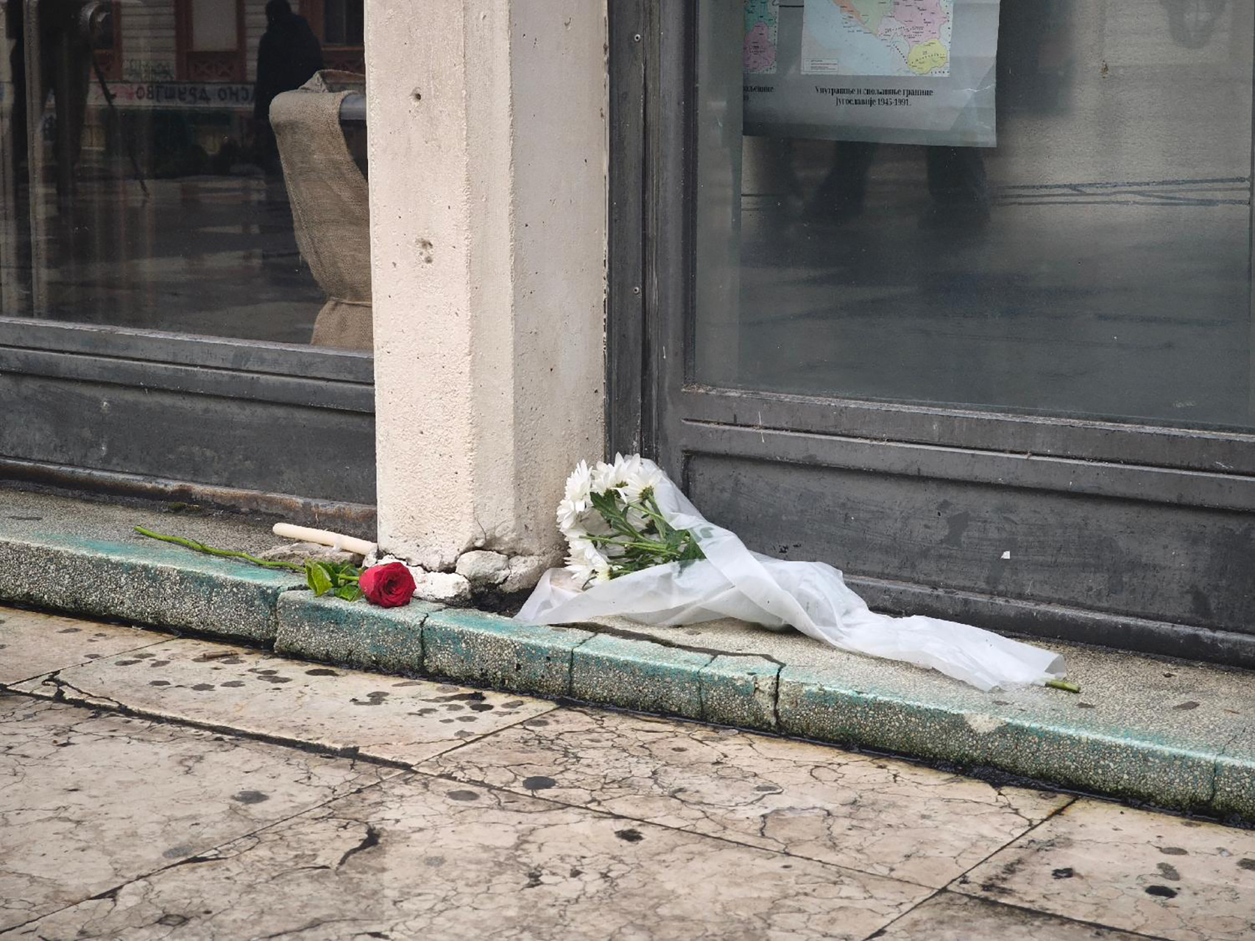 Mesto: BeogradDatum: Fri Mar 27 13:08:29 CET 2026Dogadjaj: DRUŠTVO - plato ispred Filozofskog fakulteta u Beogradu gde je pronađeno beživotno telo devojke (25)Fotoreporter: Aleksandar MijailovićIzvor: FoNet