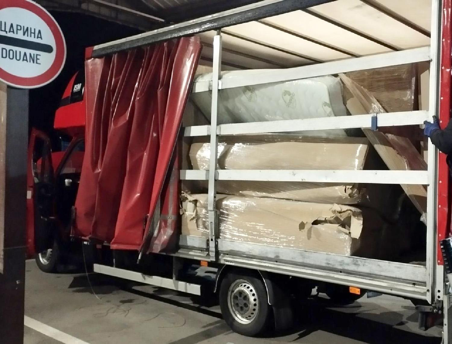 Mesto: BeogradDatum: 2026-03-27 15:24:06.0Dogadjaj: DRUŠTVO/HRONIKA - carinici su sprečili krijumčarenje 5.260 paklica cigareta na graničnom prelazu Bački BregIzvor: FoNet/Uprava carina