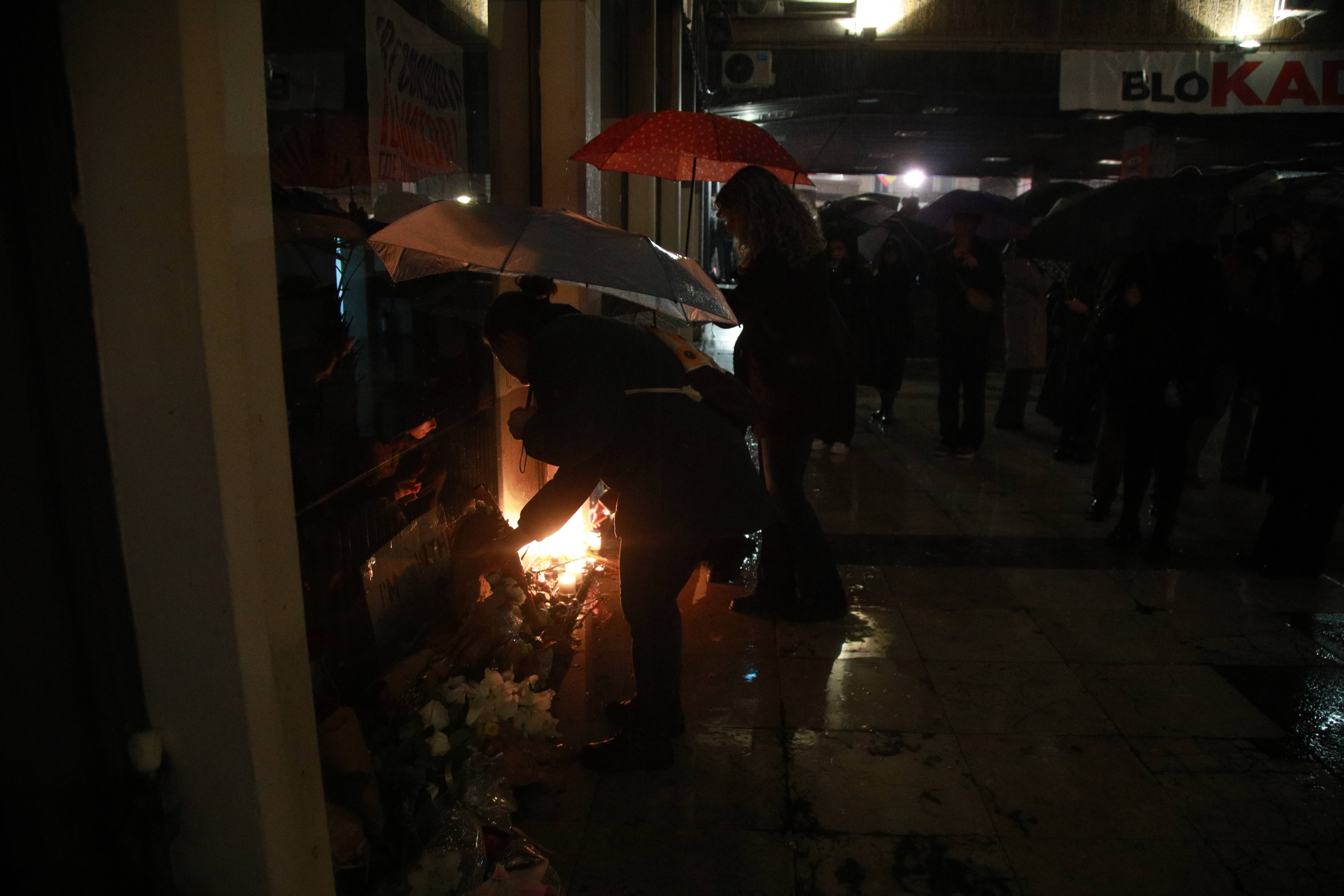 Beograd, 27.03.2026. - Gradjani pale svece ispred Filozofskog fakulteta gde je prosle noci stradala studentkinja. (BETAPHOTO/MILOS MISKOV)
