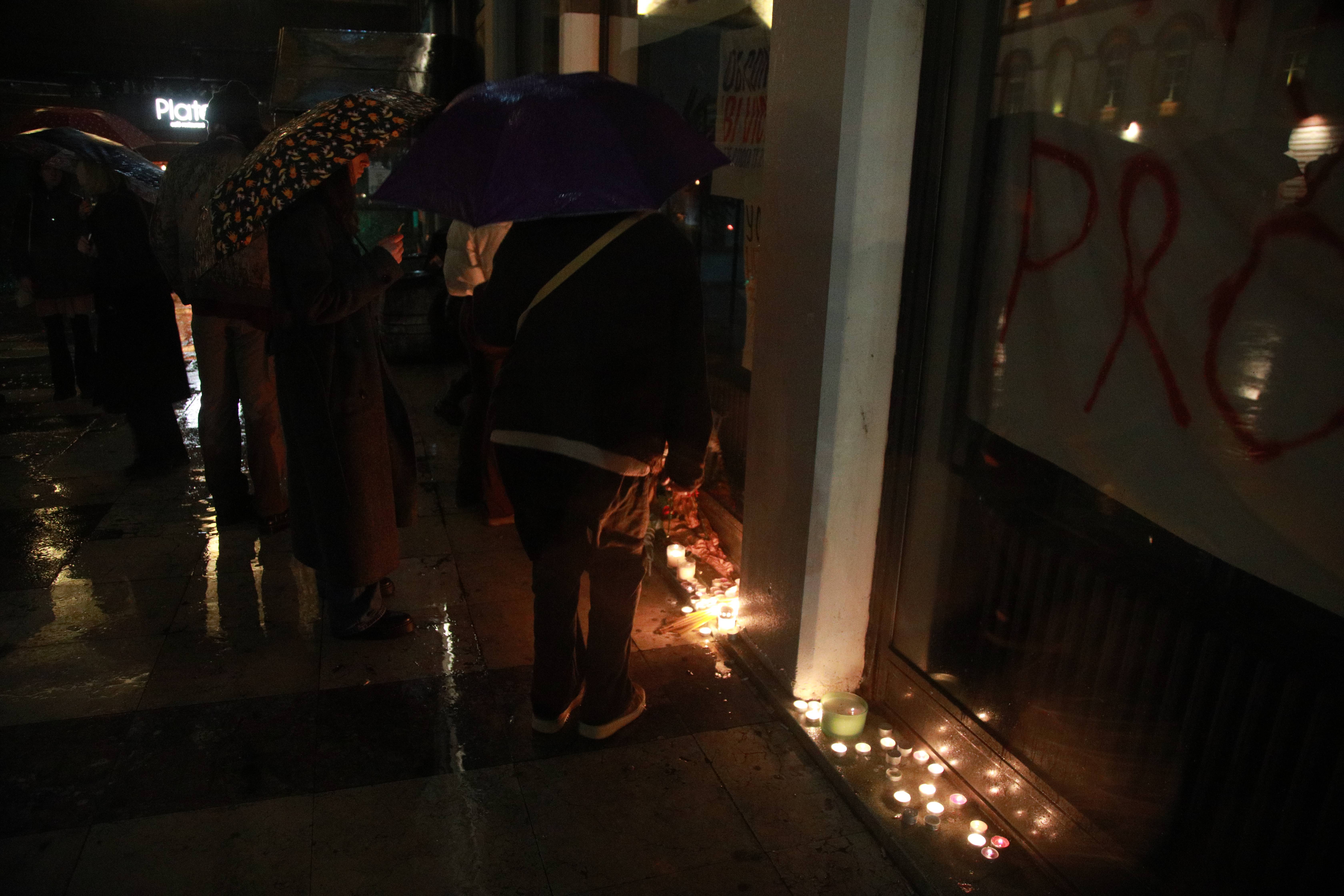 Beograd, 27.03.2026. - Gradjani pale svece ispred Filozofskog fakulteta gde je prosle noci stradala studentkinja. (BETAPHOTO/MILOS MISKOV)