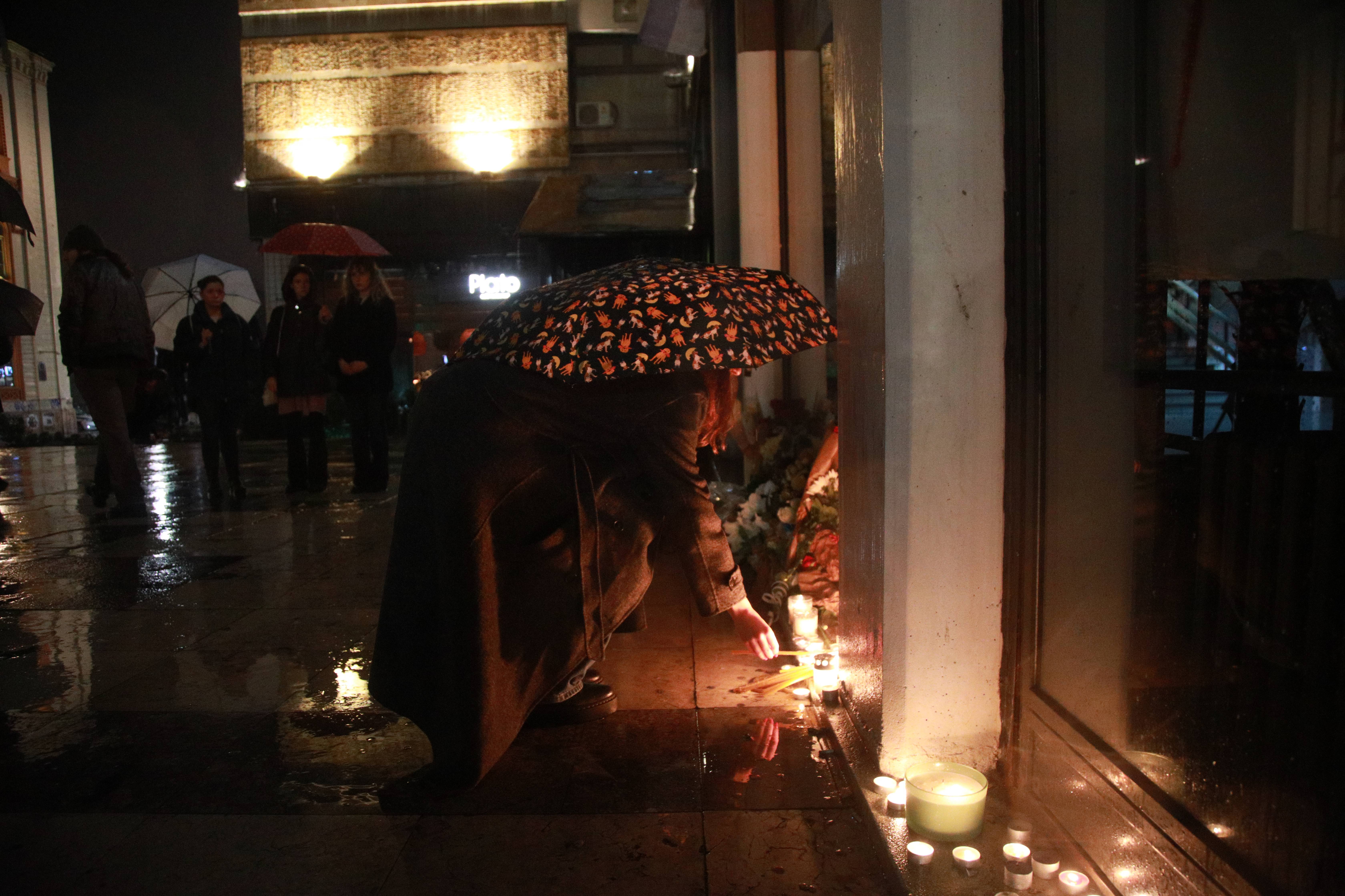 Beograd, 27.03.2026. - Gradjani pale svece ispred Filozofskog fakulteta gde je prosle noci stradala studentkinja. (BETAPHOTO/MILOS MISKOV)