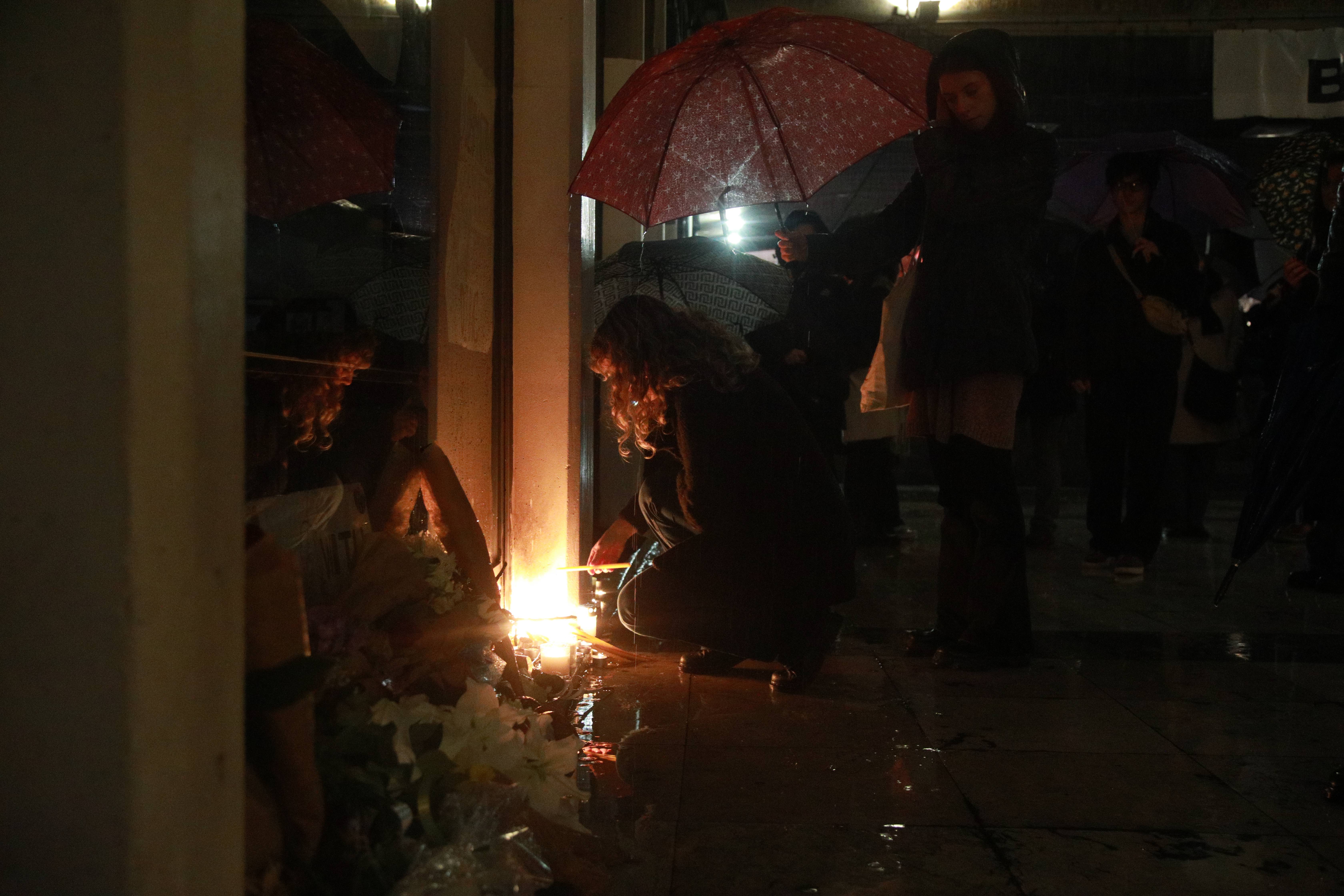Beograd, 27.03.2026. - Gradjani pale svece ispred Filozofskog fakulteta gde je prosle noci stradala studentkinja. (BETAPHOTO/MILOS MISKOV)