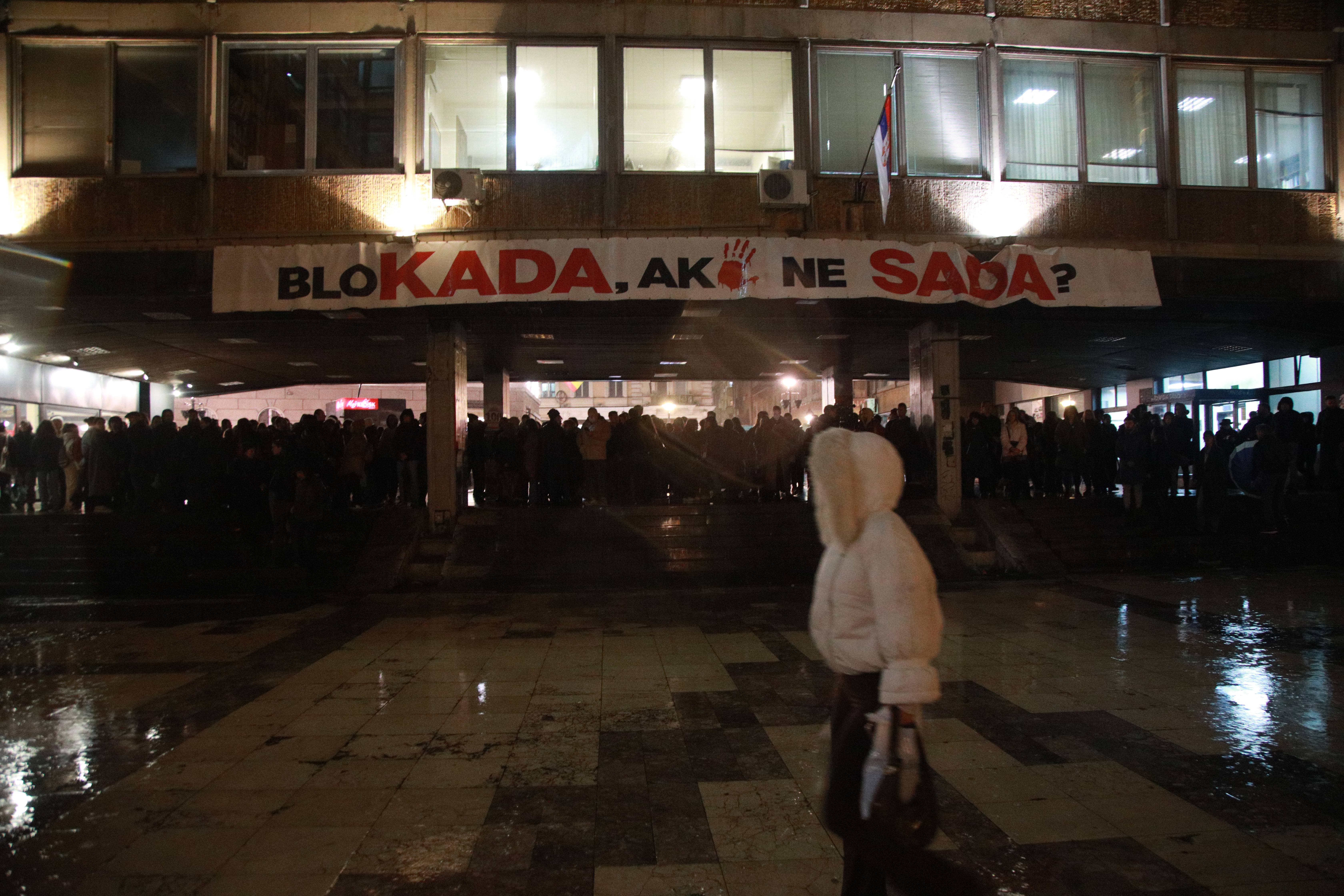 Beograd, 27.03.2026. - Gradjani pale svece ispred Filozofskog fakulteta gde je prosle noci stradala studentkinja. (BETAPHOTO/MILOS MISKOV)