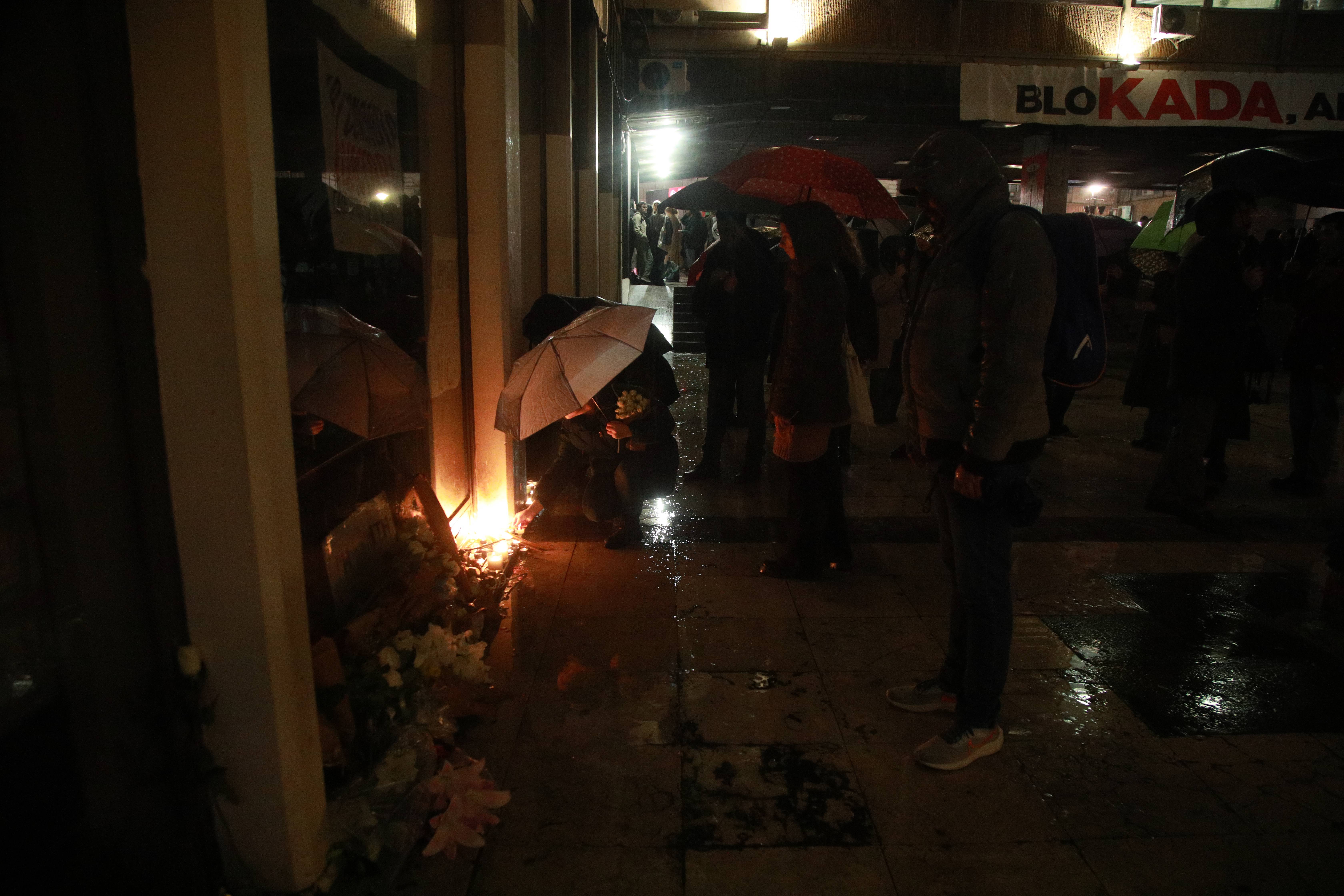Beograd, 27.03.2026. - Gradjani pale svece ispred Filozofskog fakulteta gde je prosle noci stradala studentkinja. (BETAPHOTO/MILOS MISKOV)