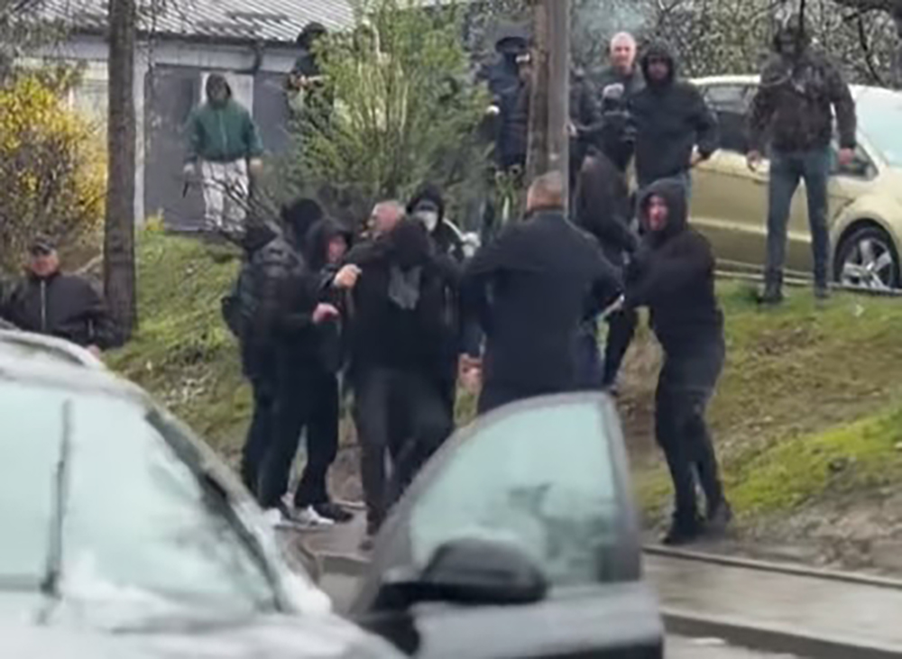 Bajina Bašta, Napad maskiranih na novinare kod Golda u Bajinoj Basti. Darko Gligorijevic je fizicki napadnut , Ivani oduzet fotoaparat.