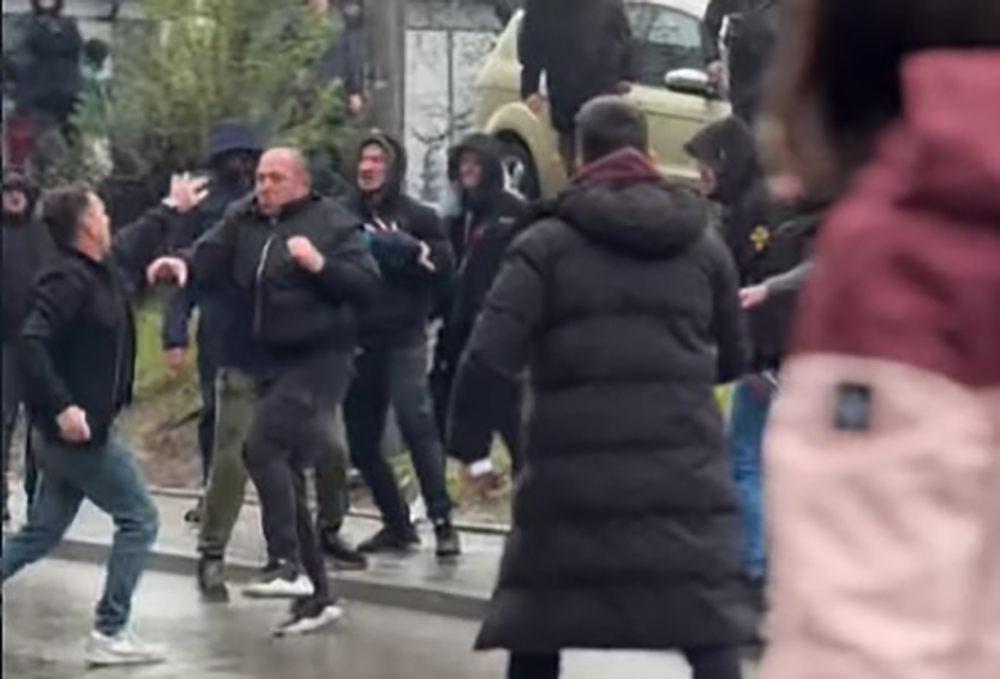 Bajina Bašta, Napad maskiranih na novinare kod Golda u Bajinoj Basti. Darko Gligorijevic je fizicki napadnut , Ivani oduzet fotoaparat.