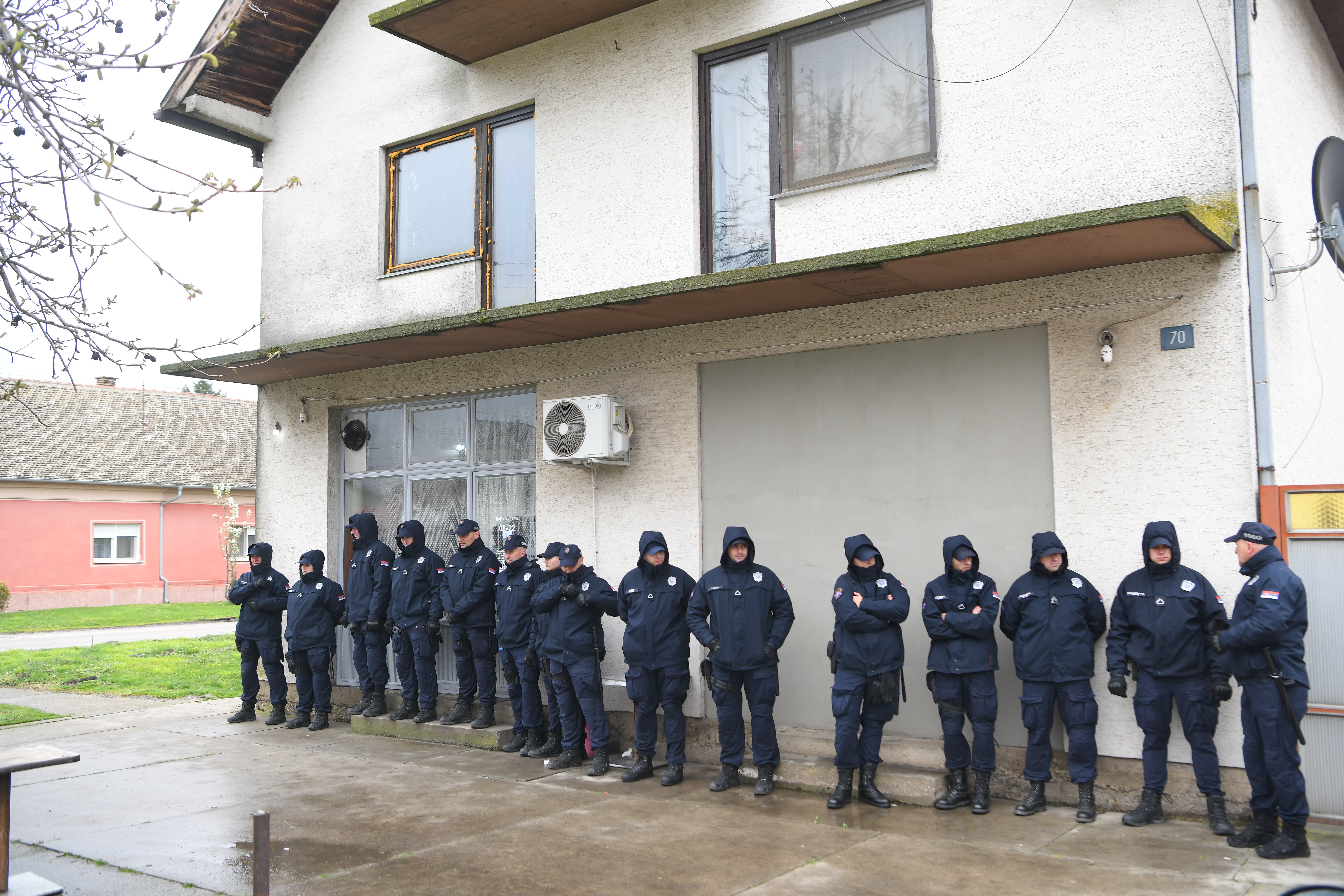 Crvenka izbori, Policija cuva kafanu pod imenom "Mercedes" u kojoj aktivisti veruju da se vrsi kupovina glasova.