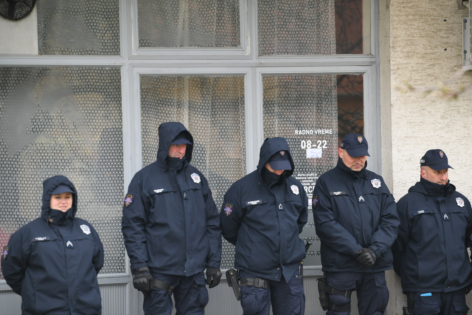 Crvenka izbori, Policija cuva kafanu pod imenom "Mercedes" u kojoj aktivisti veruju da se vrsi kupovina glasova.