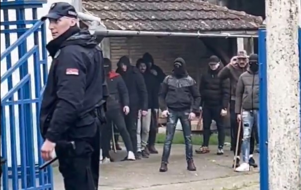 Kula izbori incident, Napad režimskih batinaša na građane ispred stadiona "Milan Sredanović" u Kuli