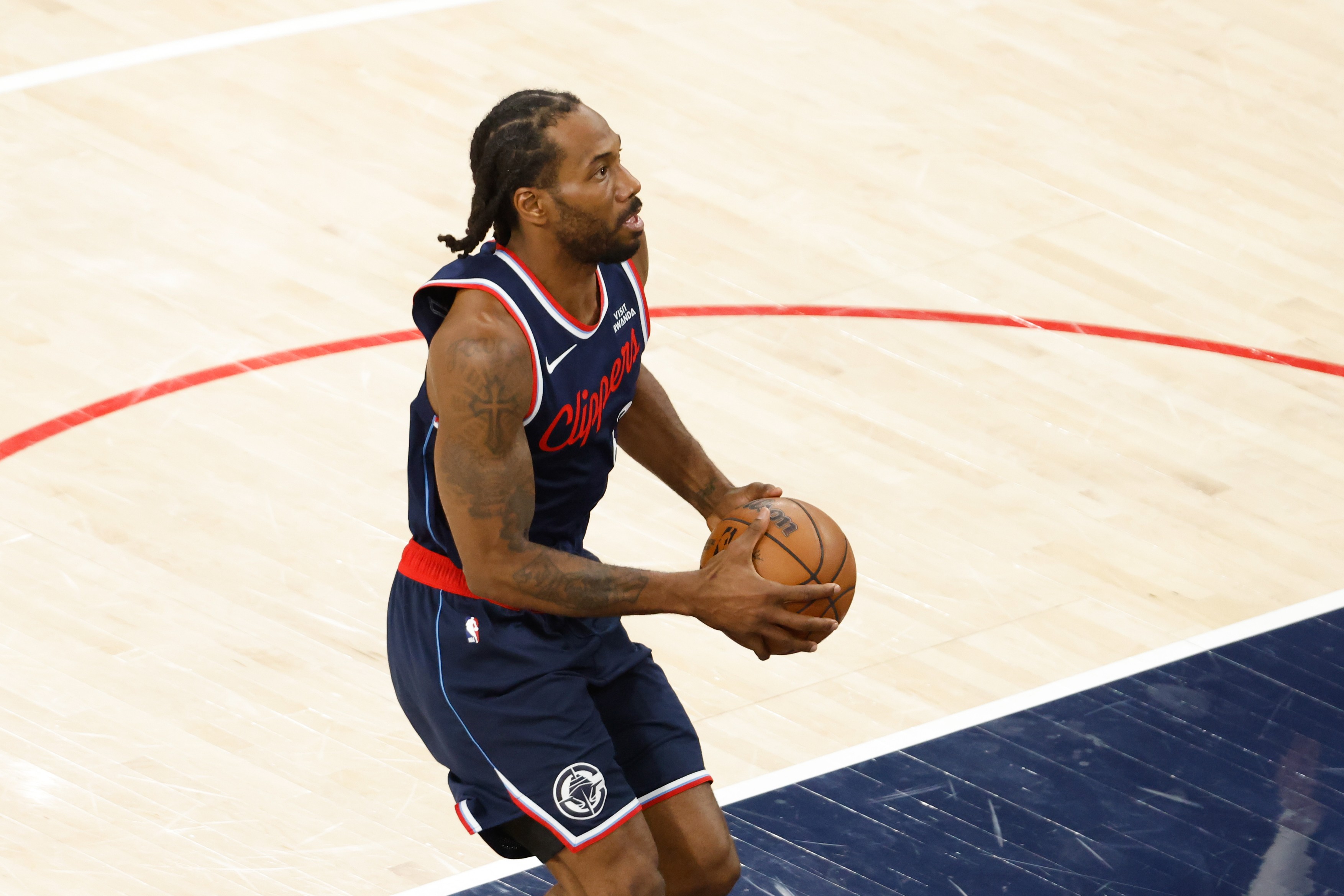 LA Clippers forward Kawhi Leonard (2) looks to dunk