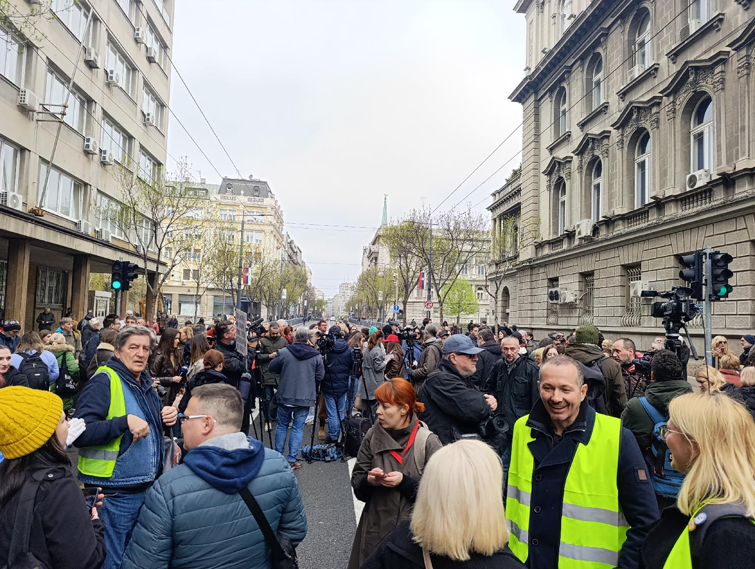 Mesto: BeogradDatum: Wed Apr 01 11:11:04 CEST 2026Dogadjaj: DRUŠTVO/KIOSK - Novinari i medijski radnici okupili su se danas u Ulici kralja Milana, na protestu zbog napada na novinare Fotoreporter: Milena VlajićIzvor: FoNet