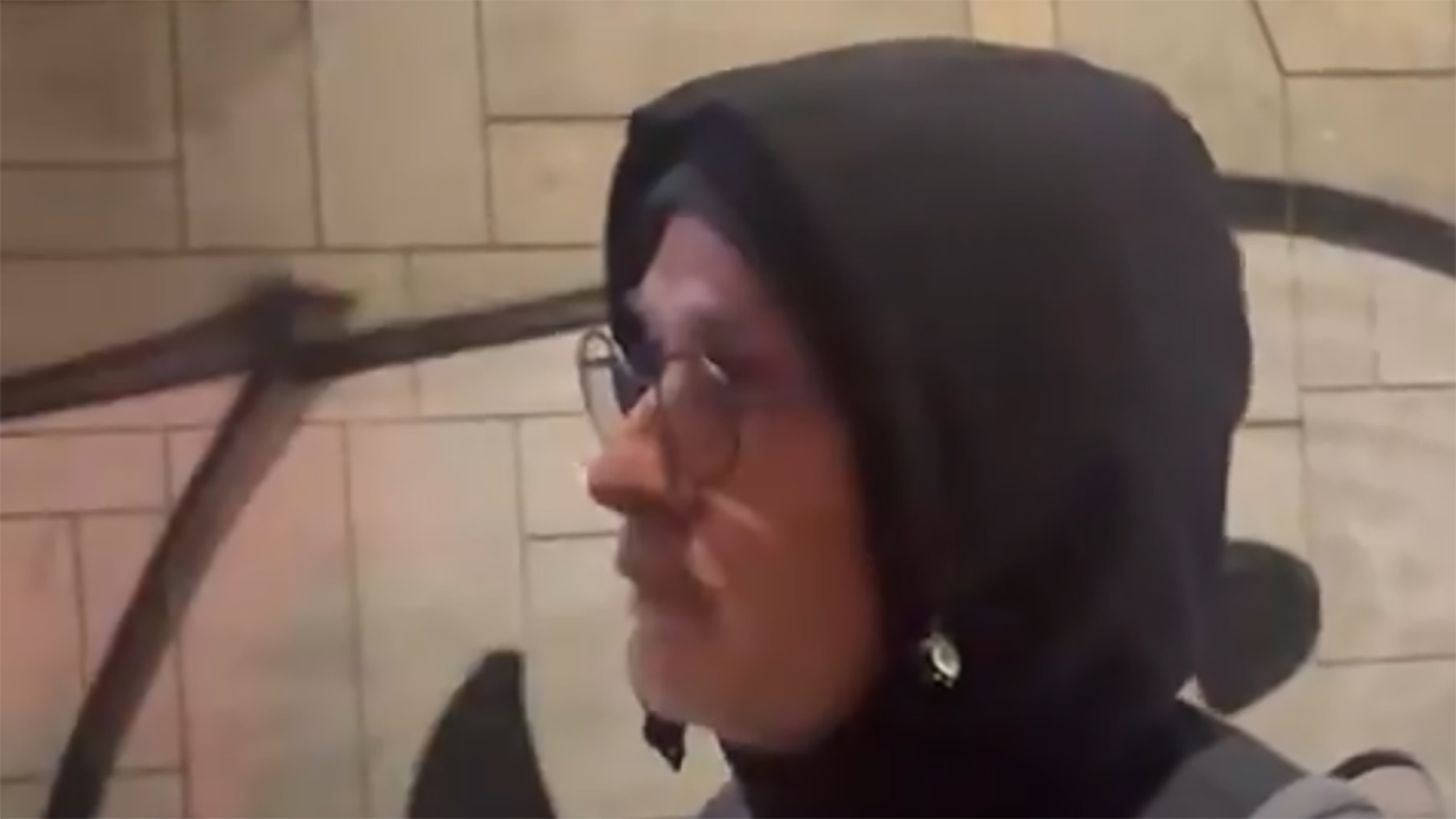 prof. Vladimir Trajković, ispraćen sa protesta ispred Rektorata.