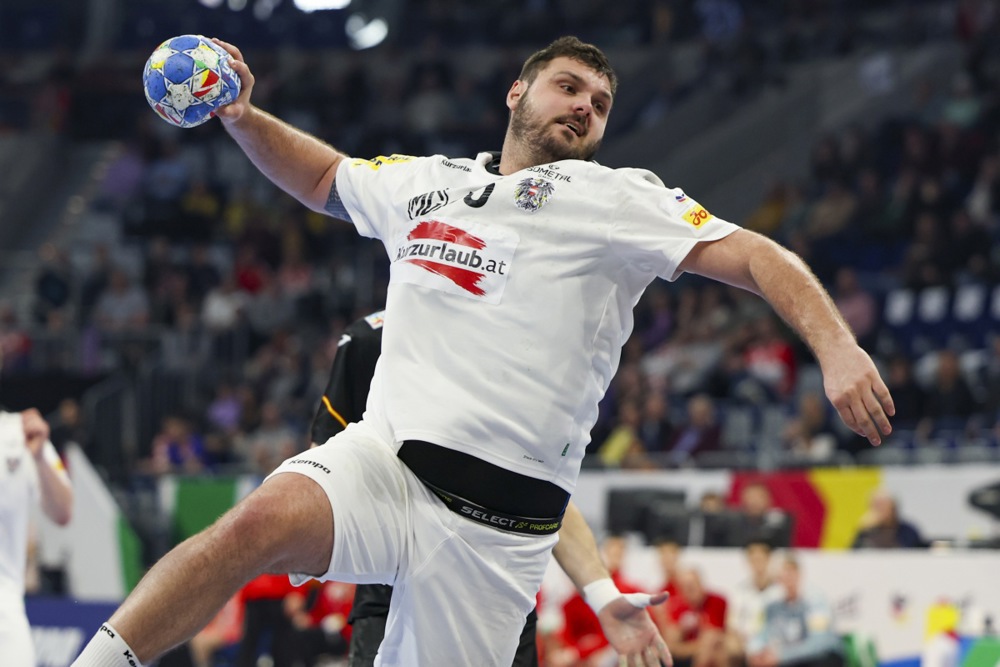 epa11083625 Austria's Tobias Wagner in action during the EHF Men's EURO 2024 Group B handball match between Spain and Austria in Mannheim, Germany, 16 January 2024.  EPA/CHRISTOPHER NEUNDORF
